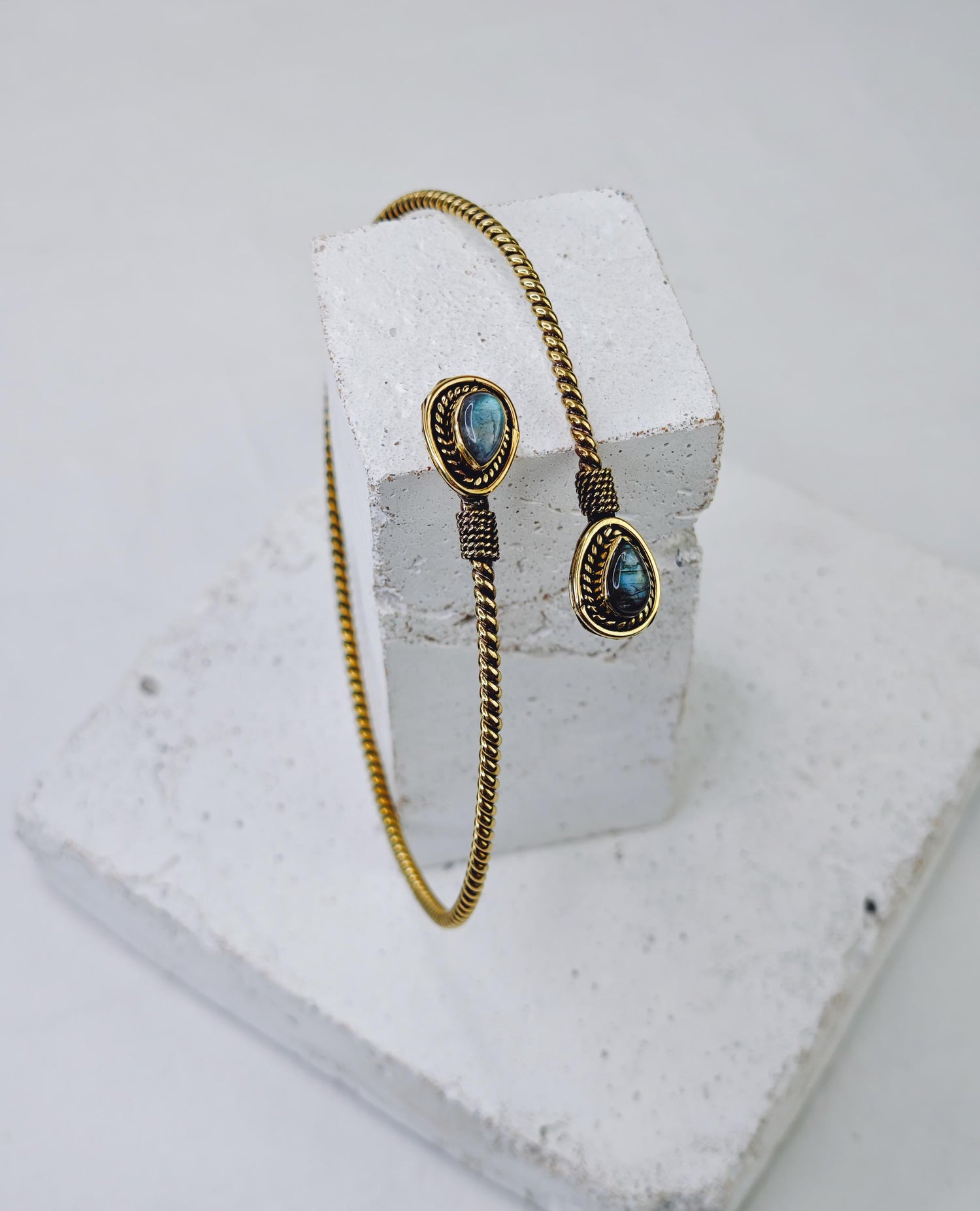 Bracelet de bras réglable doré, torsadé, labradorite goutte, bracelet de bras supérieur en laiton, bracelet de bras supérieur bohème hippie