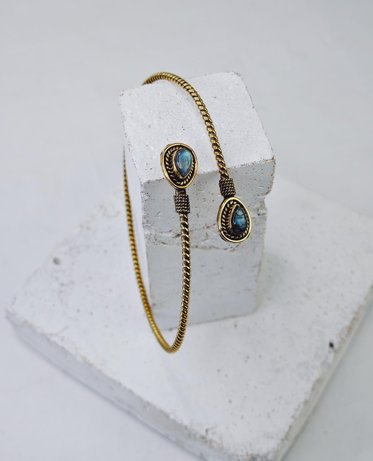 Goldener verstellbarer Oberarmreif, Twisted, Tropfen Labradorit, Oberarm Armreif aus Messing, Boho Hippie Oberarm Armband - CocosyBerlin