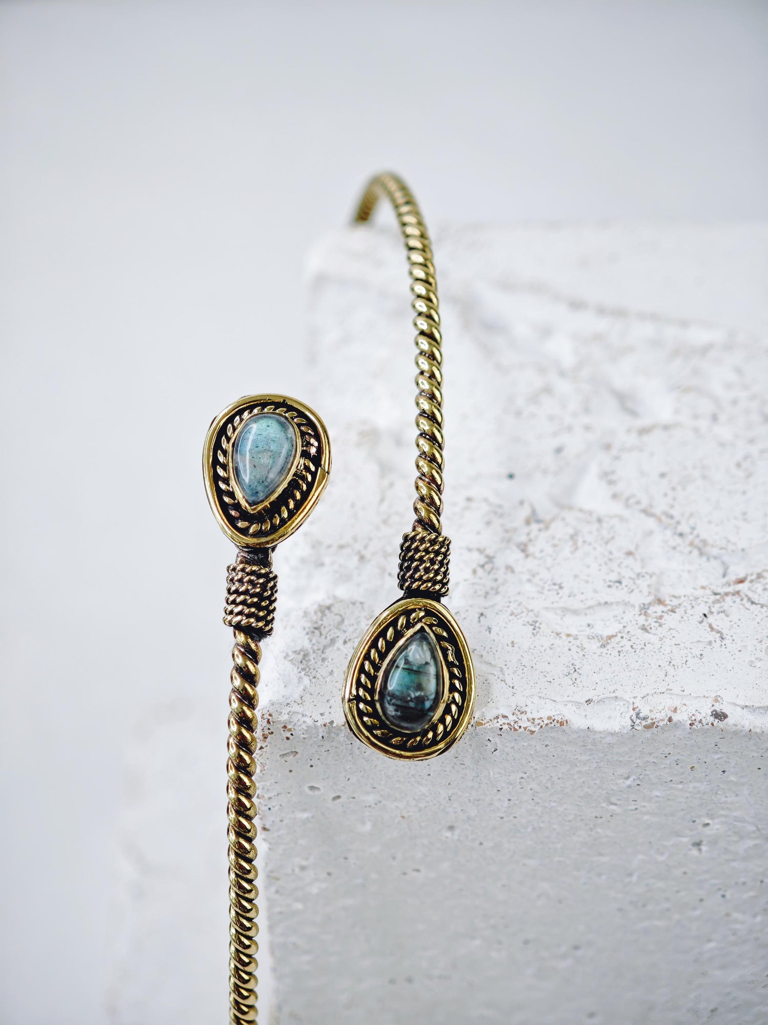 Bracelet de bras réglable doré, torsadé, labradorite goutte, bracelet de bras supérieur en laiton, bracelet de bras supérieur bohème hippie