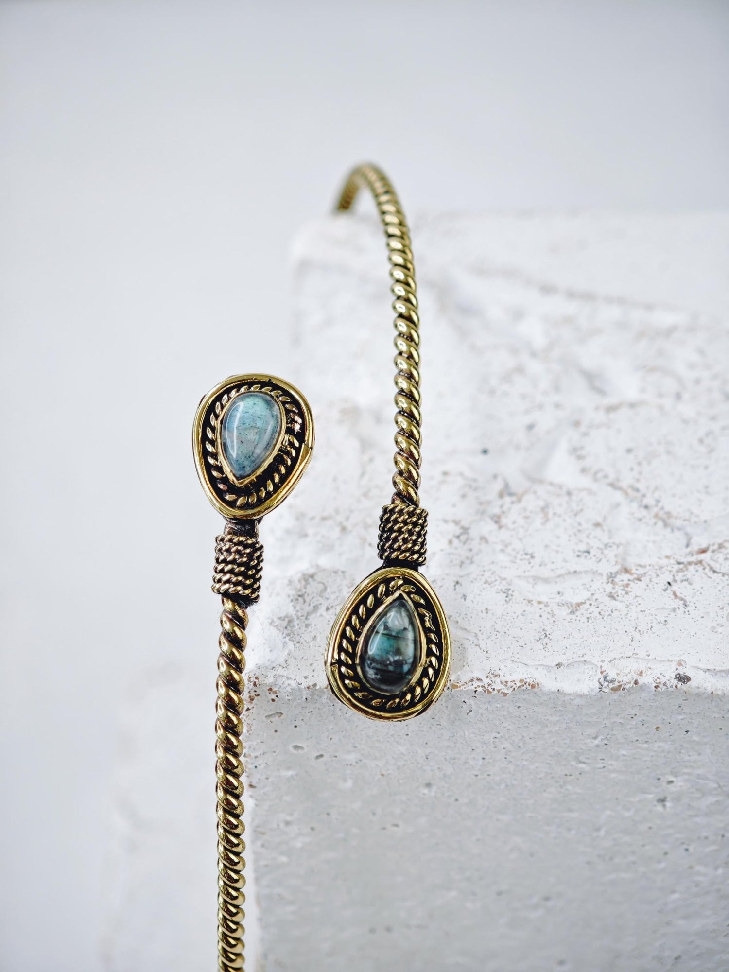 Goldener verstellbarer Oberarmreif, Twisted, Tropfen Labradorit, Oberarm Armreif aus Messing, Boho Hippie Oberarm Armband - CocosyBerlin