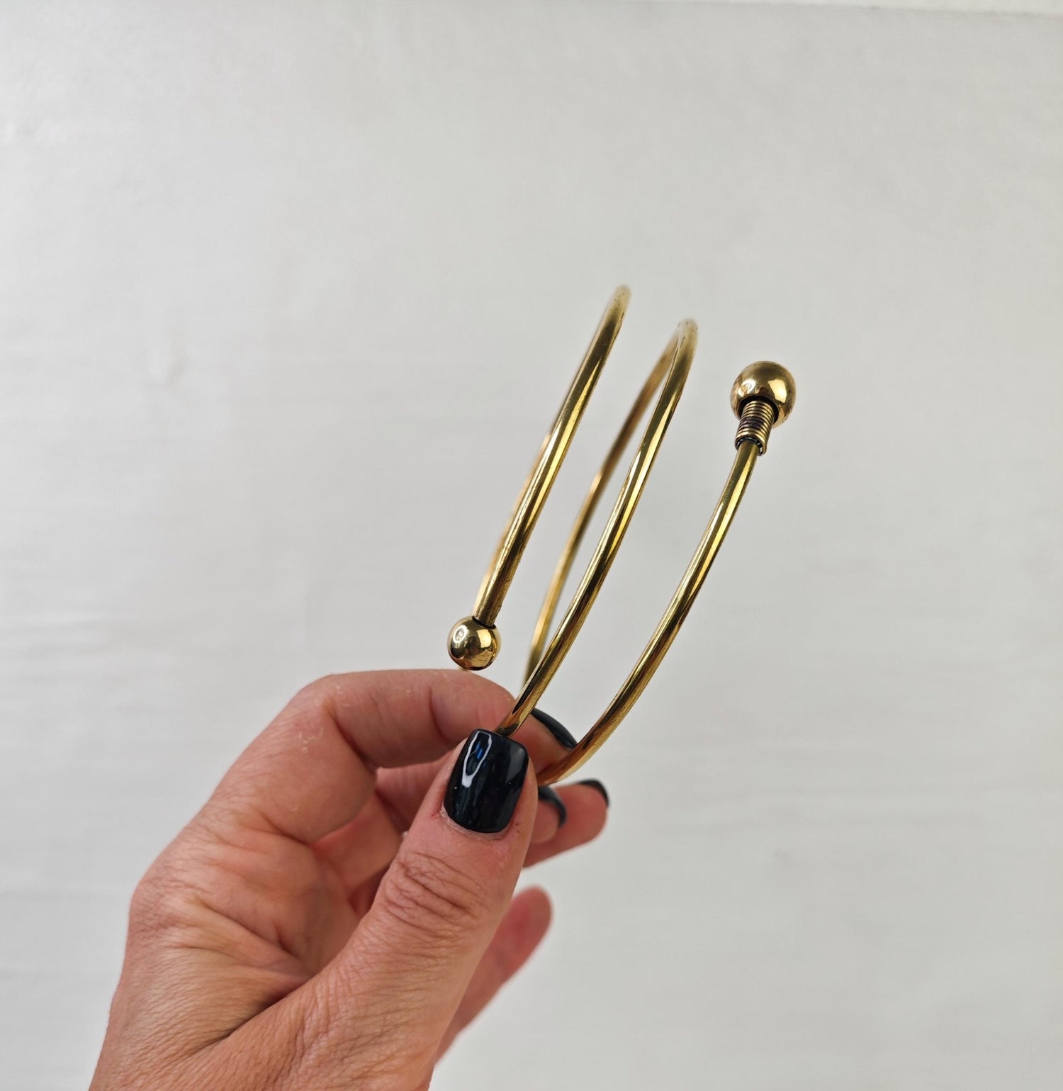 Goldener verstellbarer Oberarmreif, Spirale Oberarm Armreif aus Messing, Bali Boho Oberarmreif, Hippie Festival Oberarm Armband - CocosyBerlin