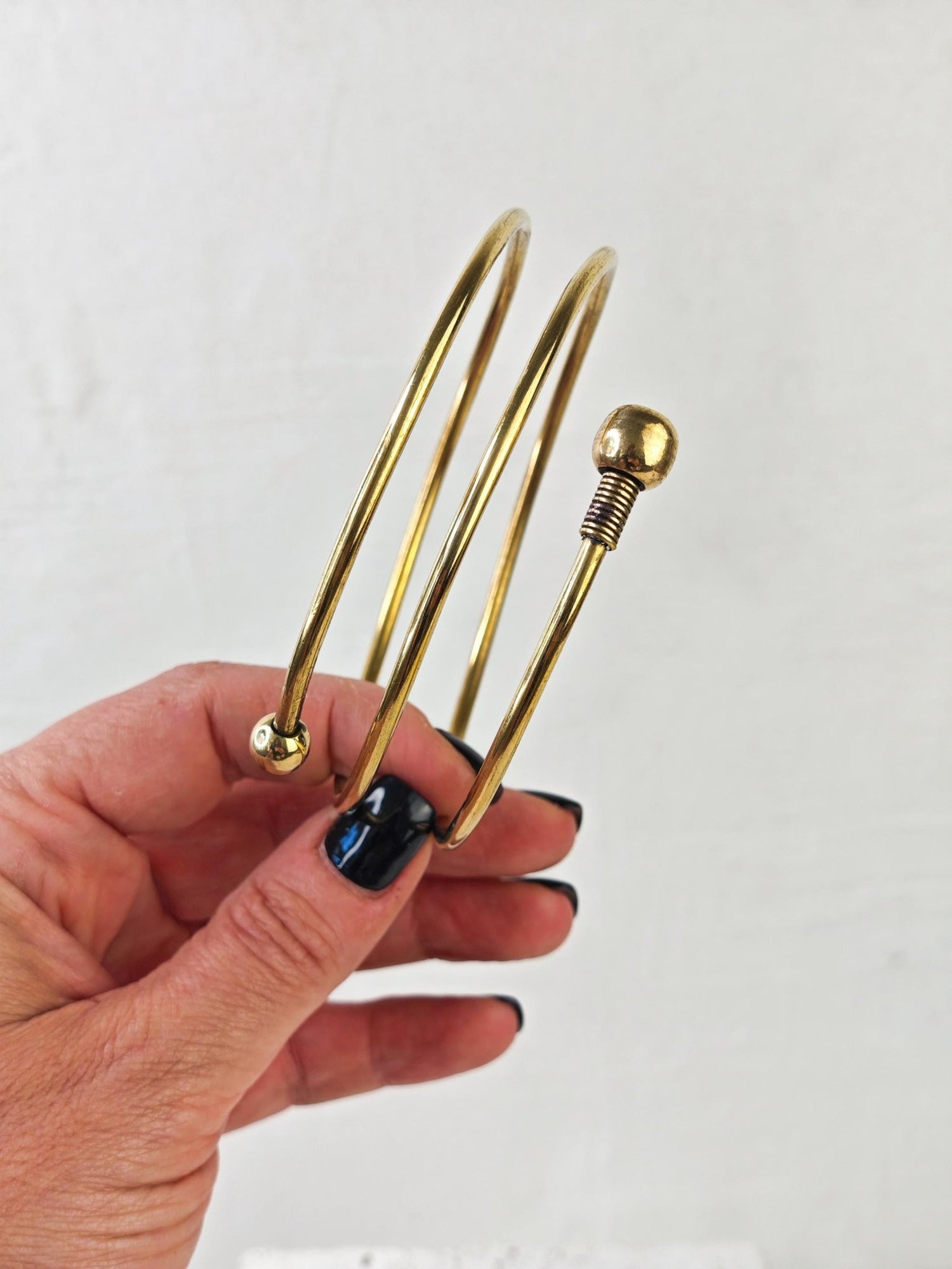 Goldener verstellbarer Oberarmreif, Spirale Oberarm Armreif aus Messing, Bali Boho Oberarmreif, Hippie Festival Oberarm Armband - CocosyBerlin