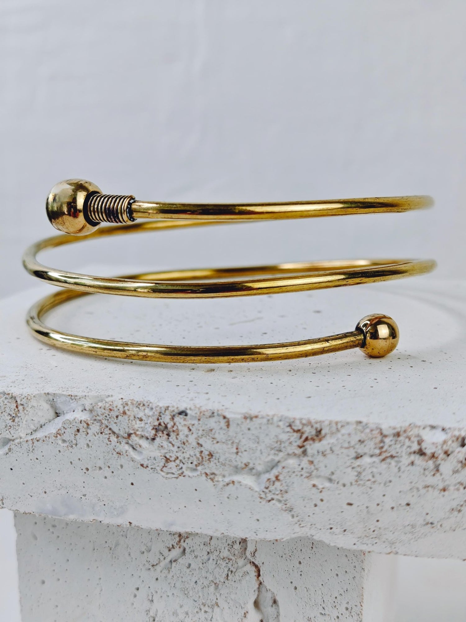 Goldener verstellbarer Oberarmreif, Spirale Oberarm Armreif aus Messing, Bali Boho Oberarmreif, Hippie Festival Oberarm Armband - CocosyBerlin