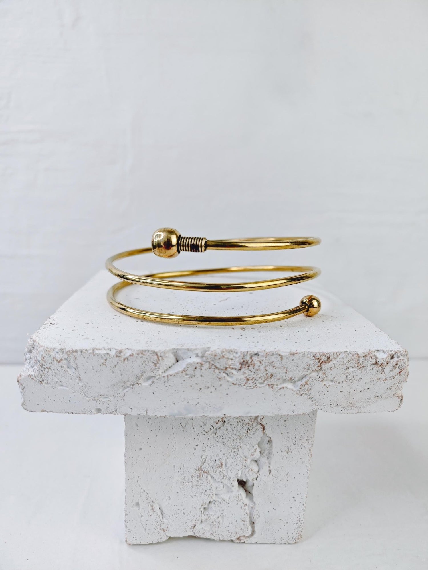 Goldener verstellbarer Oberarmreif, Spirale Oberarm Armreif aus Messing, Bali Boho Oberarmreif, Hippie Festival Oberarm Armband - CocosyBerlin