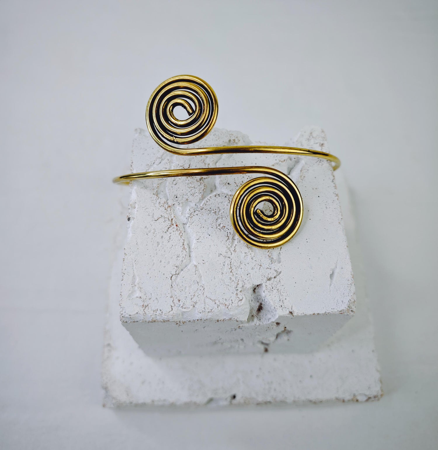 Goldener verstellbarer Oberarmreif, Spirale Armreif aus Messing, Bali Boho Oberarmreif, Festival Oberarm Armband, Statement Armreif gold