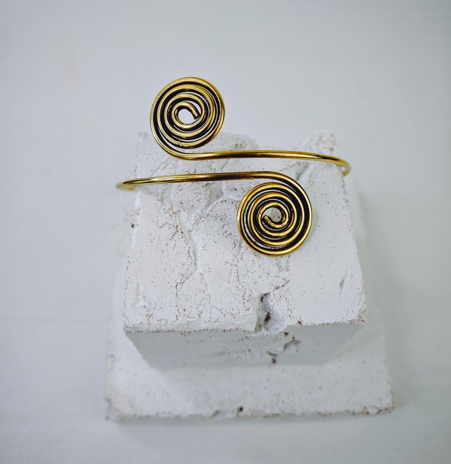 Goldener verstellbarer Oberarmreif, Spirale Armreif aus Messing, Bali Boho Oberarmreif, Festival Oberarm Armband, Statement Armreif gold - CocosyBerlin