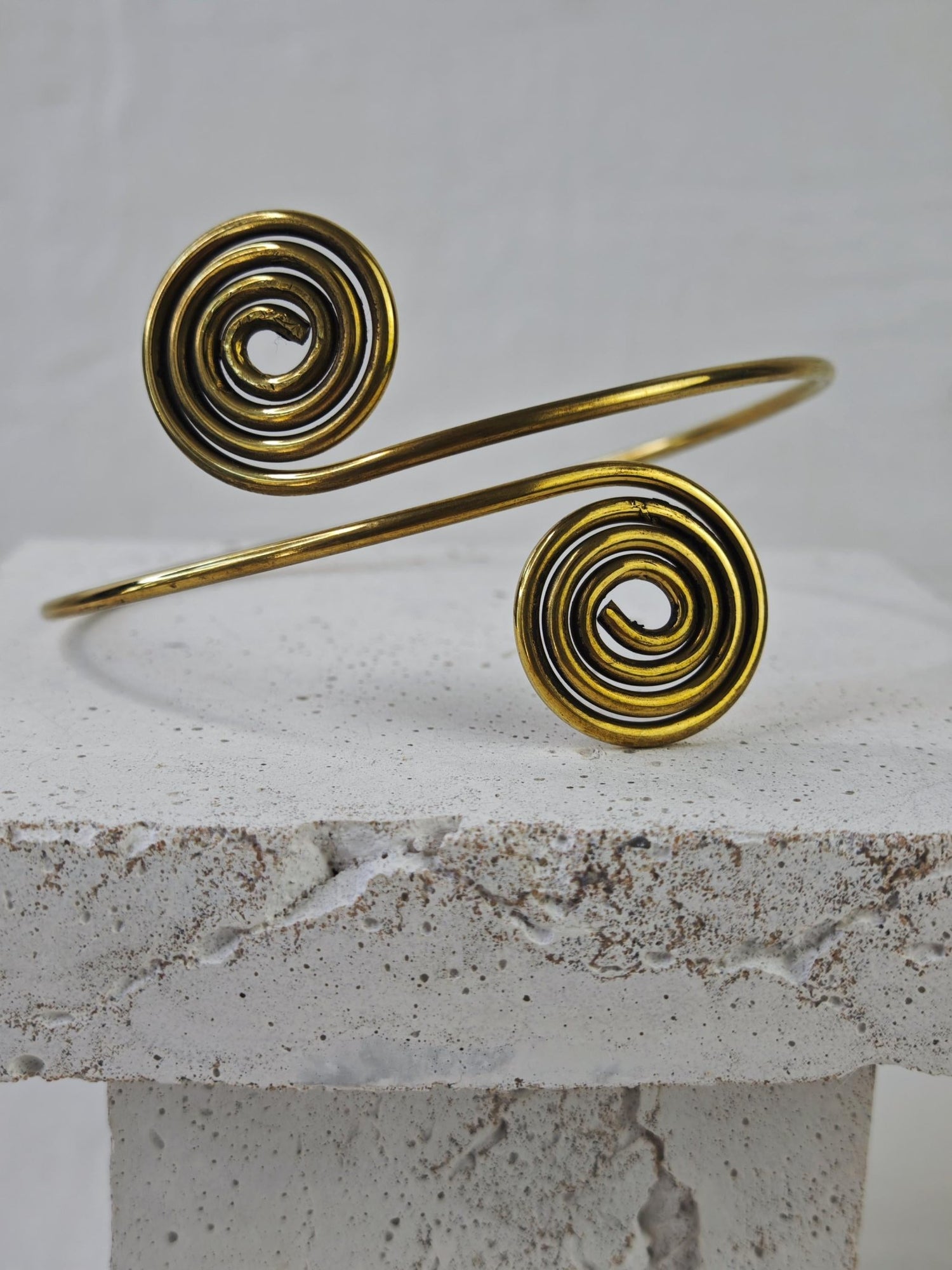 Goldener verstellbarer Oberarmreif, Spirale Armreif aus Messing, Bali Boho Oberarmreif, Festival Oberarm Armband, Statement Armreif gold - CocosyBerlin