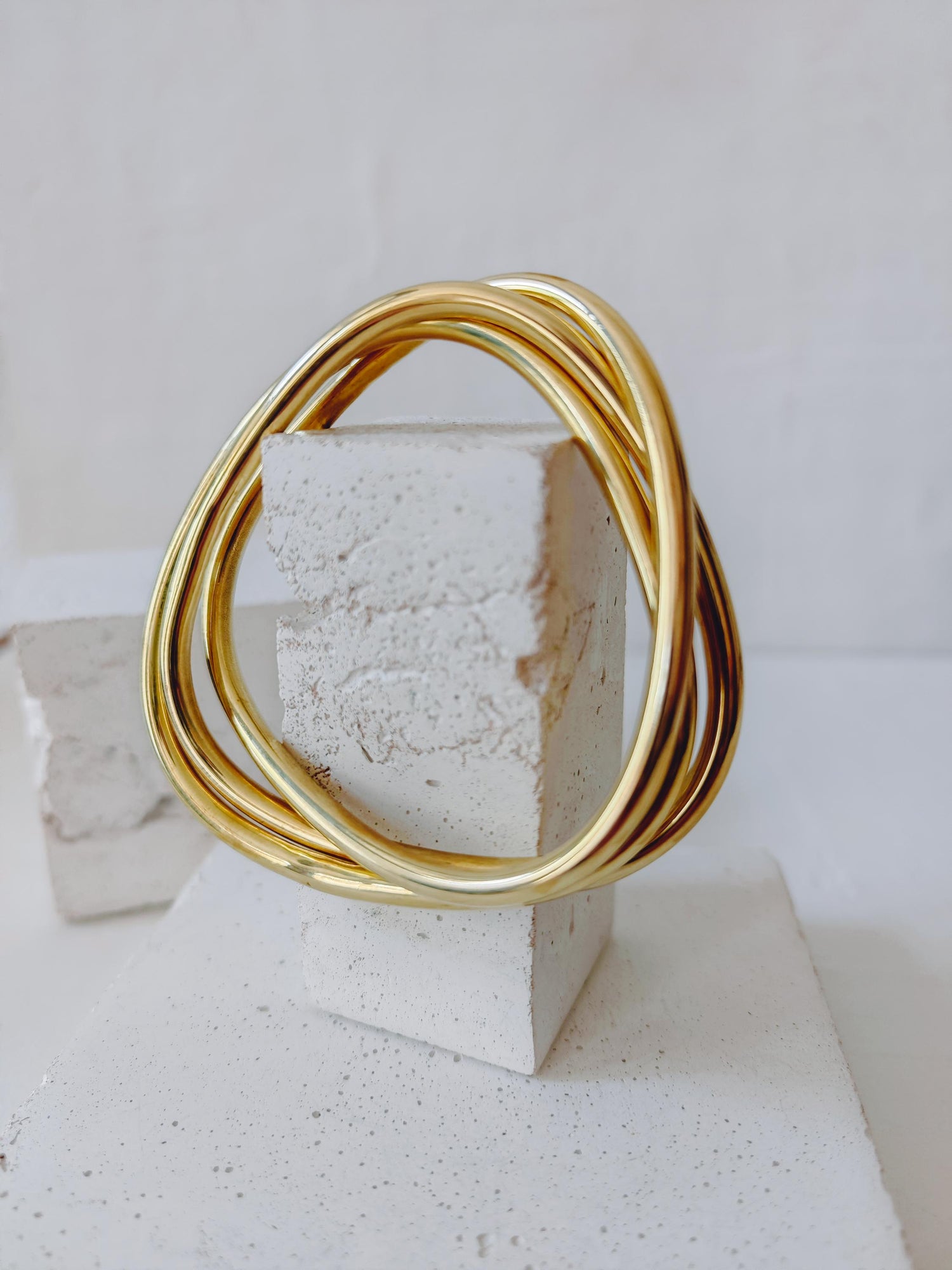 Chunky Armband aus goldenem Messing, Statement Armband, breite Armreife, Tribal goldener Armreif aus 3 Reifen, Trio Armband in Dreieck Form