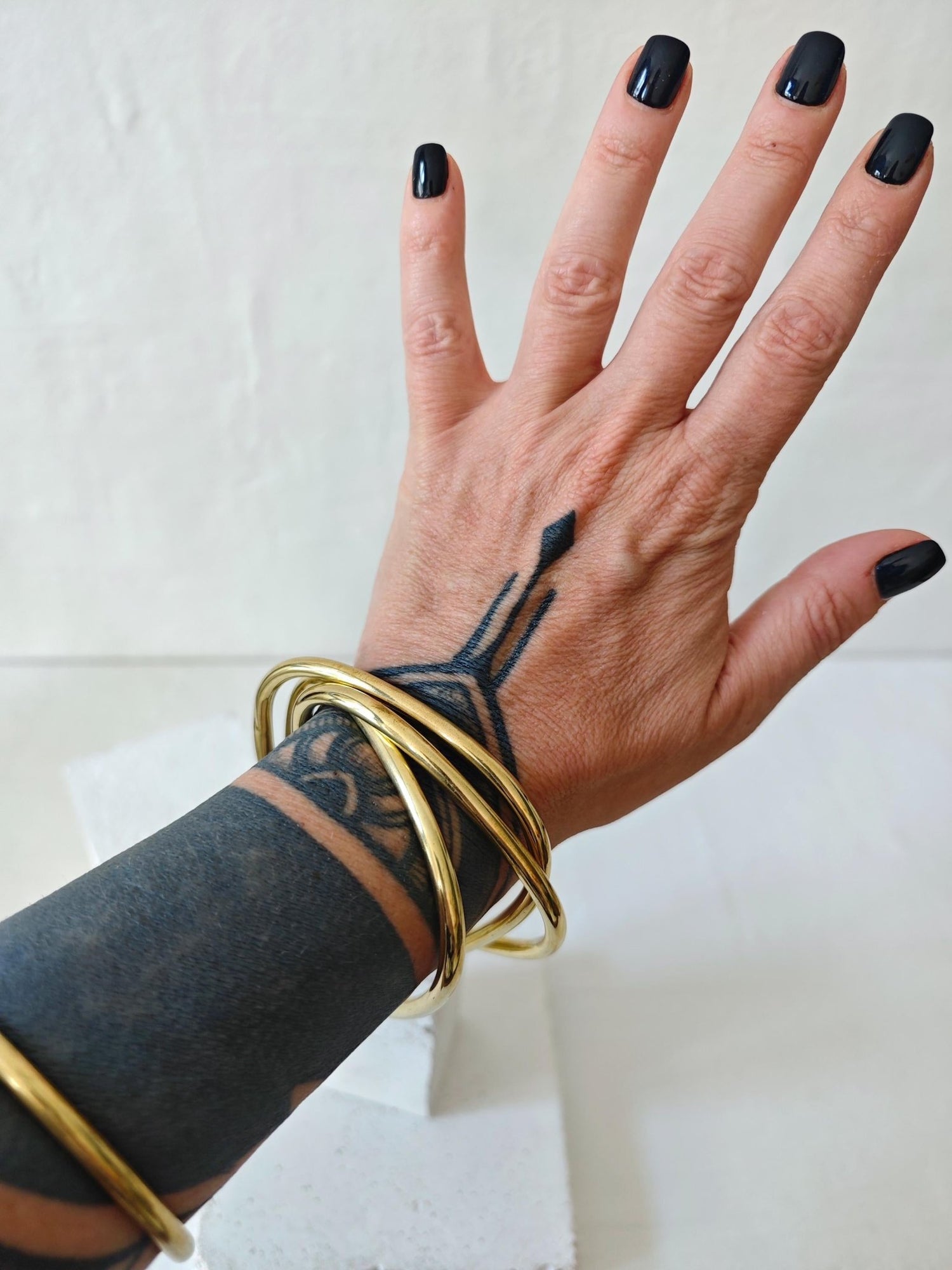 Chunky Armband aus goldenem Messing, Statement Armband, breite Armreife, Tribal goldener Armreif aus 3 Reifen, Trio Armband in Dreieck Form - CocosyBerlin