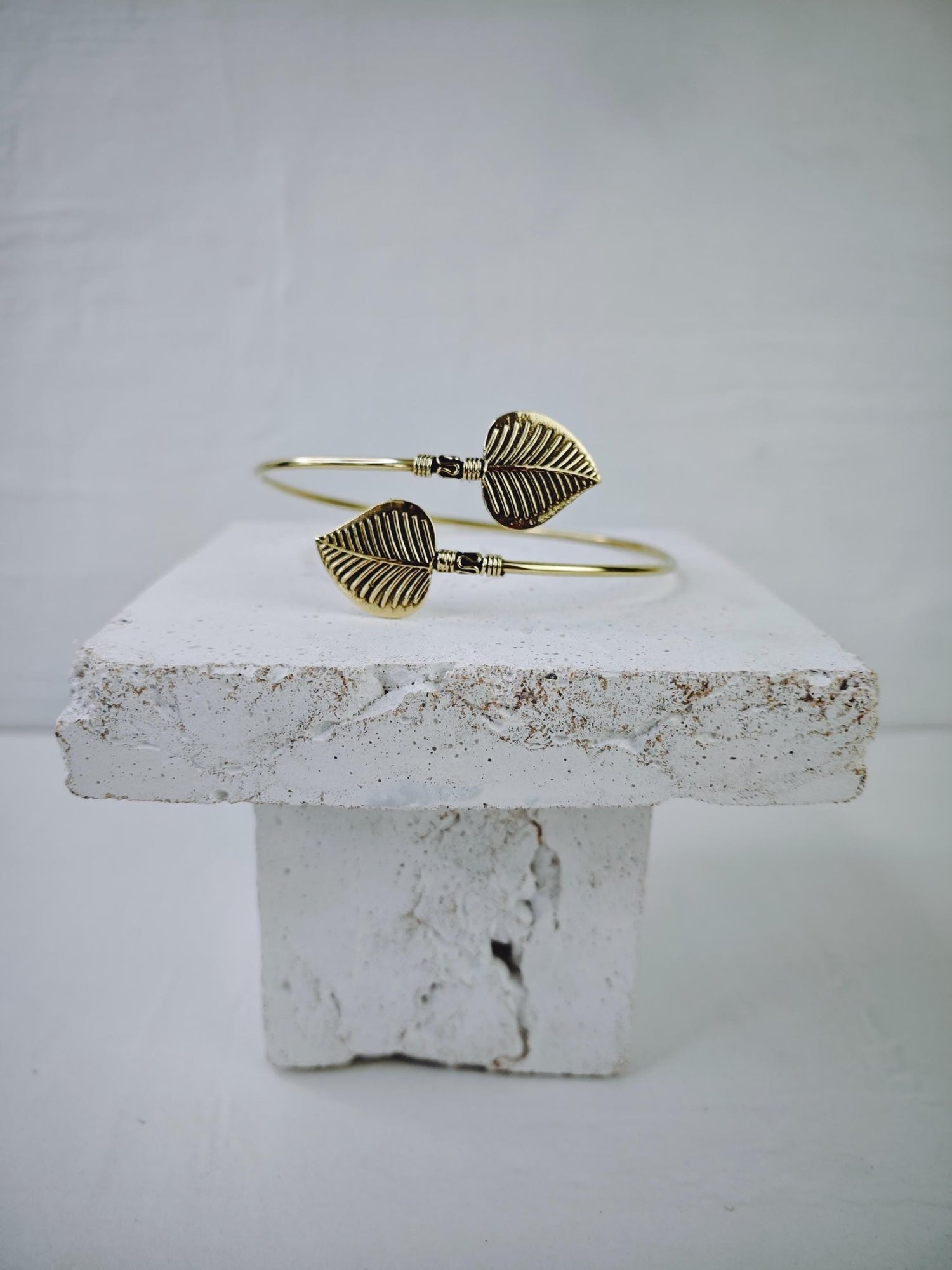 Goldener verstellbarer Oberarmreif, Blatt, Blätter Armreif aus Messing, Boho Oberarmreif, Festival Oberarm Armband, Elfe Natur Armreif gold - CocosyBerlin