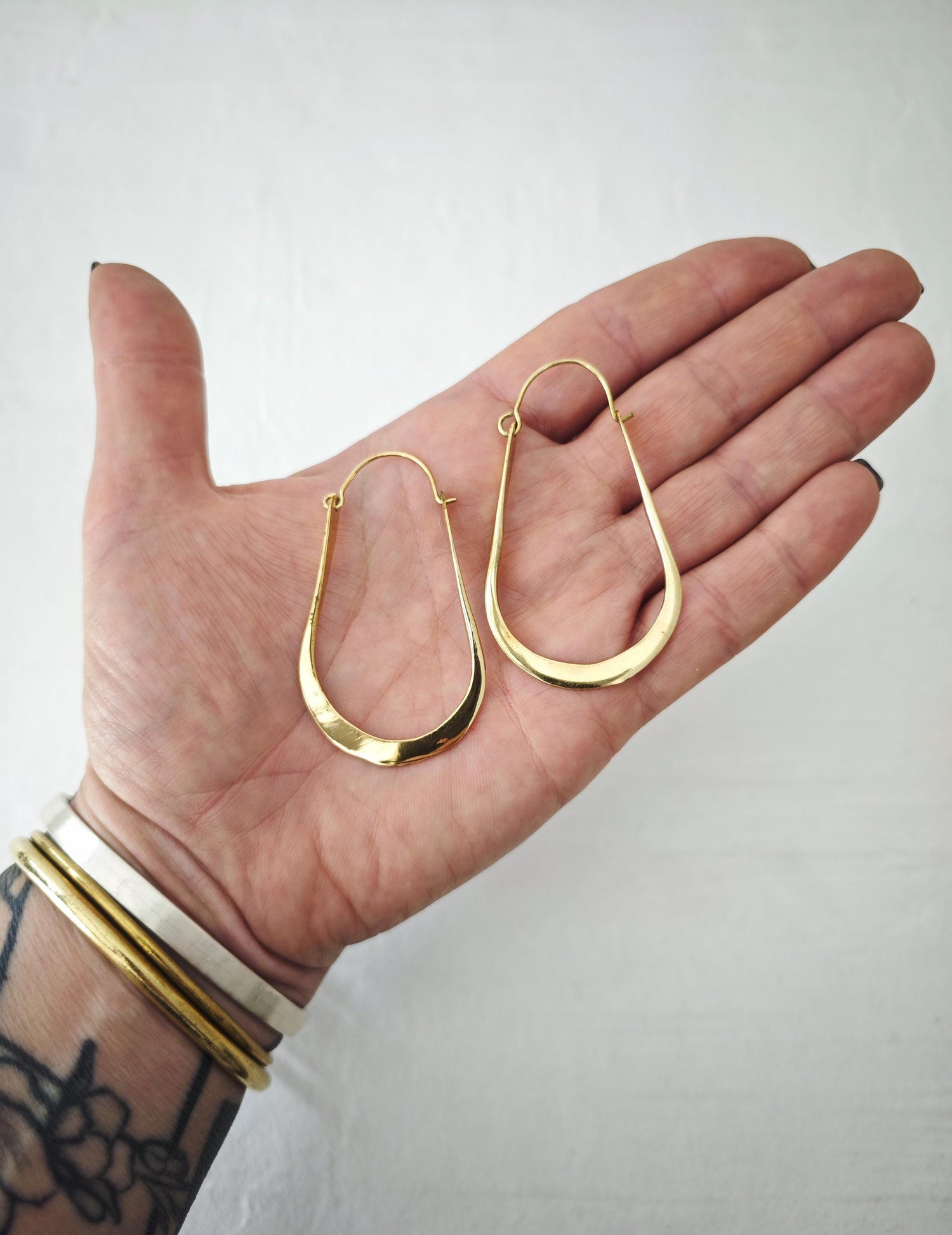 Flache ovale Messing Creolen, Lange  goldene minimalistische Ohrringe