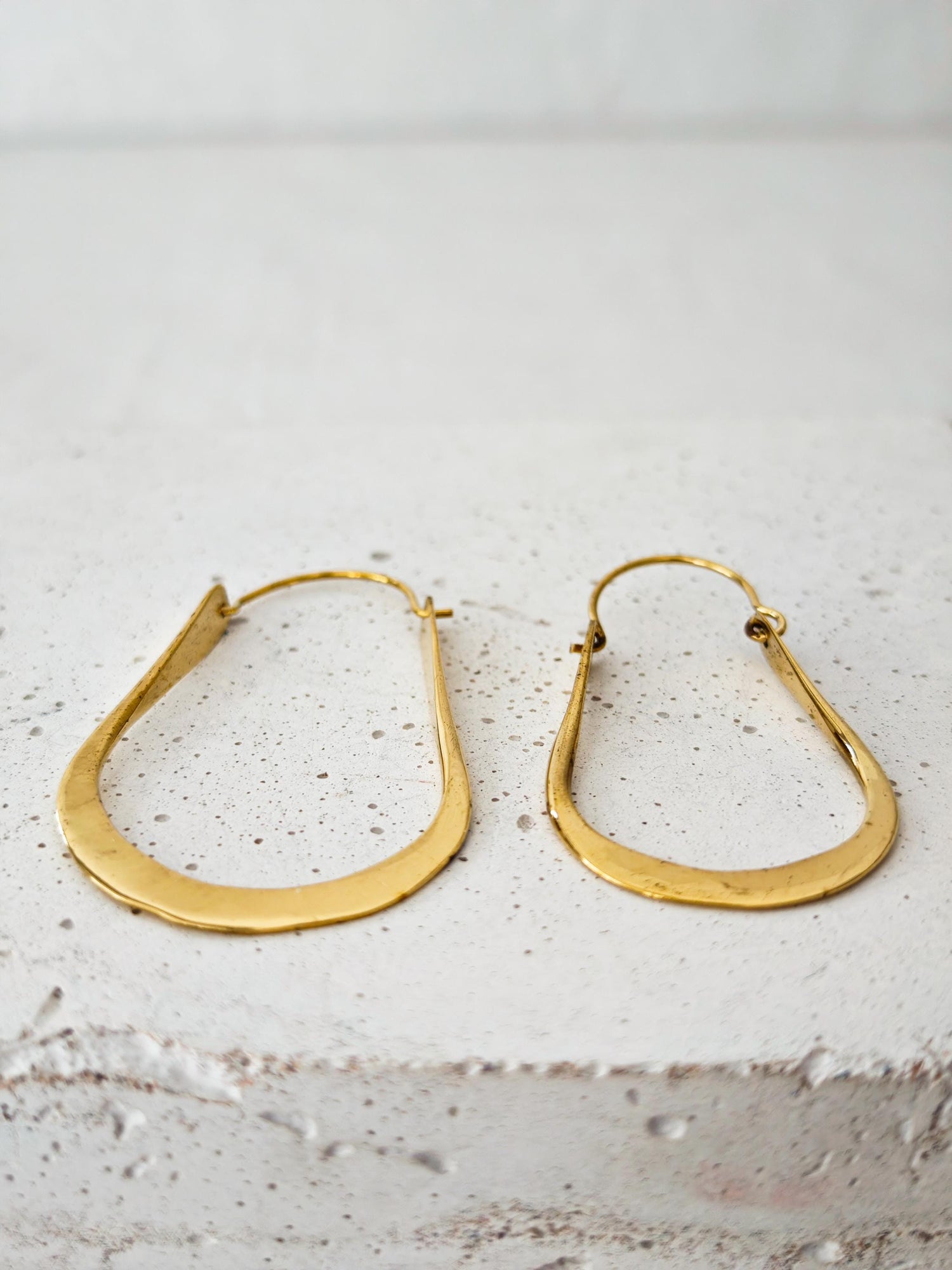 Flache ovale Messing Creolen, Lange  goldene minimalistische Ohrringe