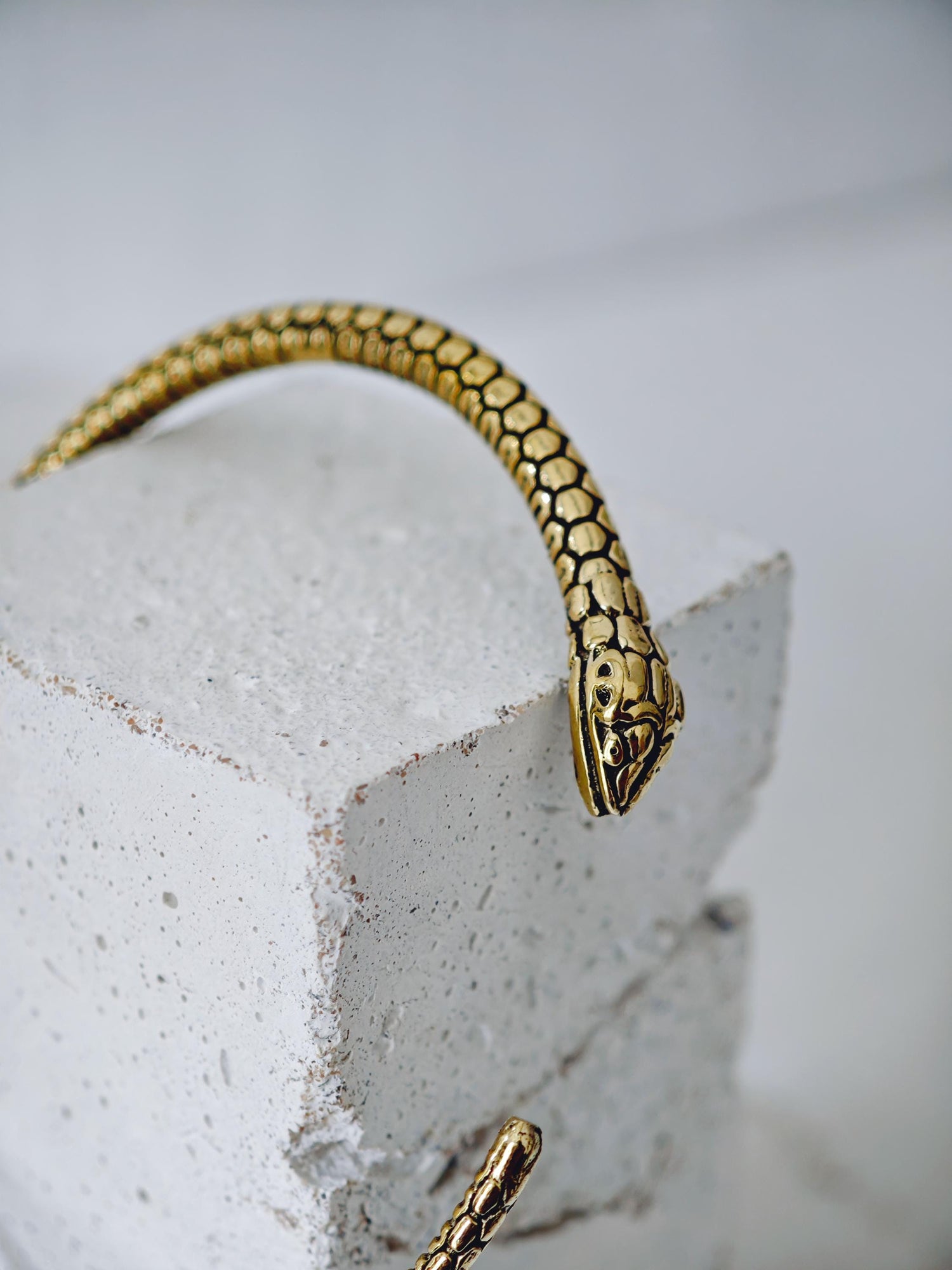 verstellbarer goldener Schlangen Armreif aus Messing,  Armreif Ouroboros aus goldenem Messing