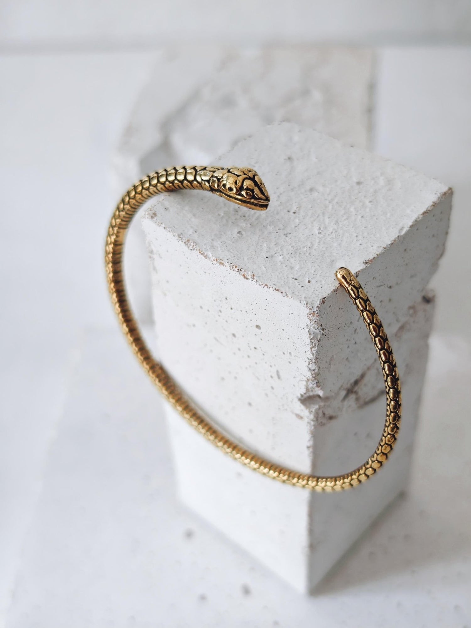 verstellbarer goldener Schlangen Armreif aus Messing, Armreif Ouroboros aus goldenem Messing - CocosyBerlin