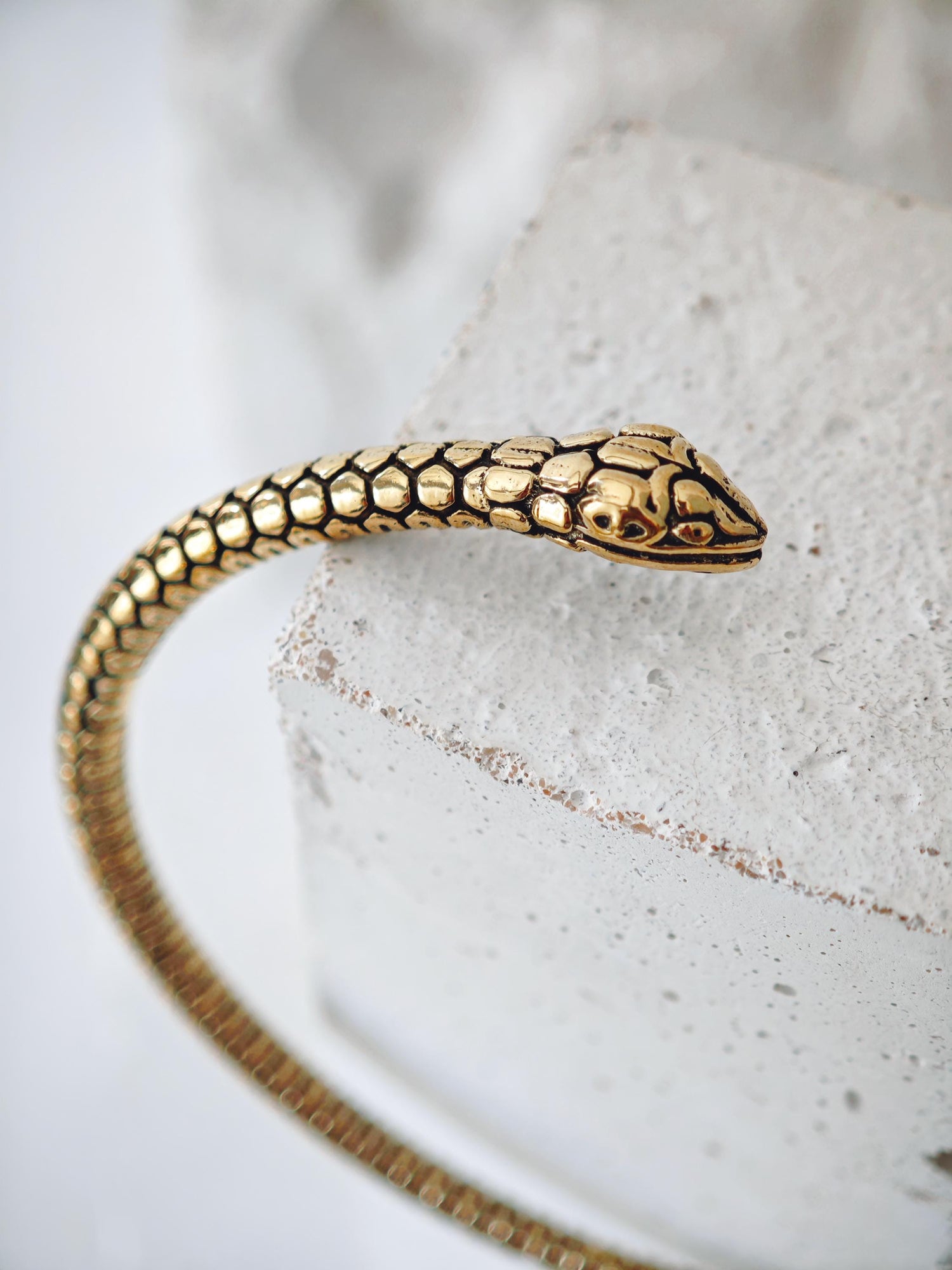 verstellbarer goldener Schlangen Armreif aus Messing,  Armreif Ouroboros aus goldenem Messing