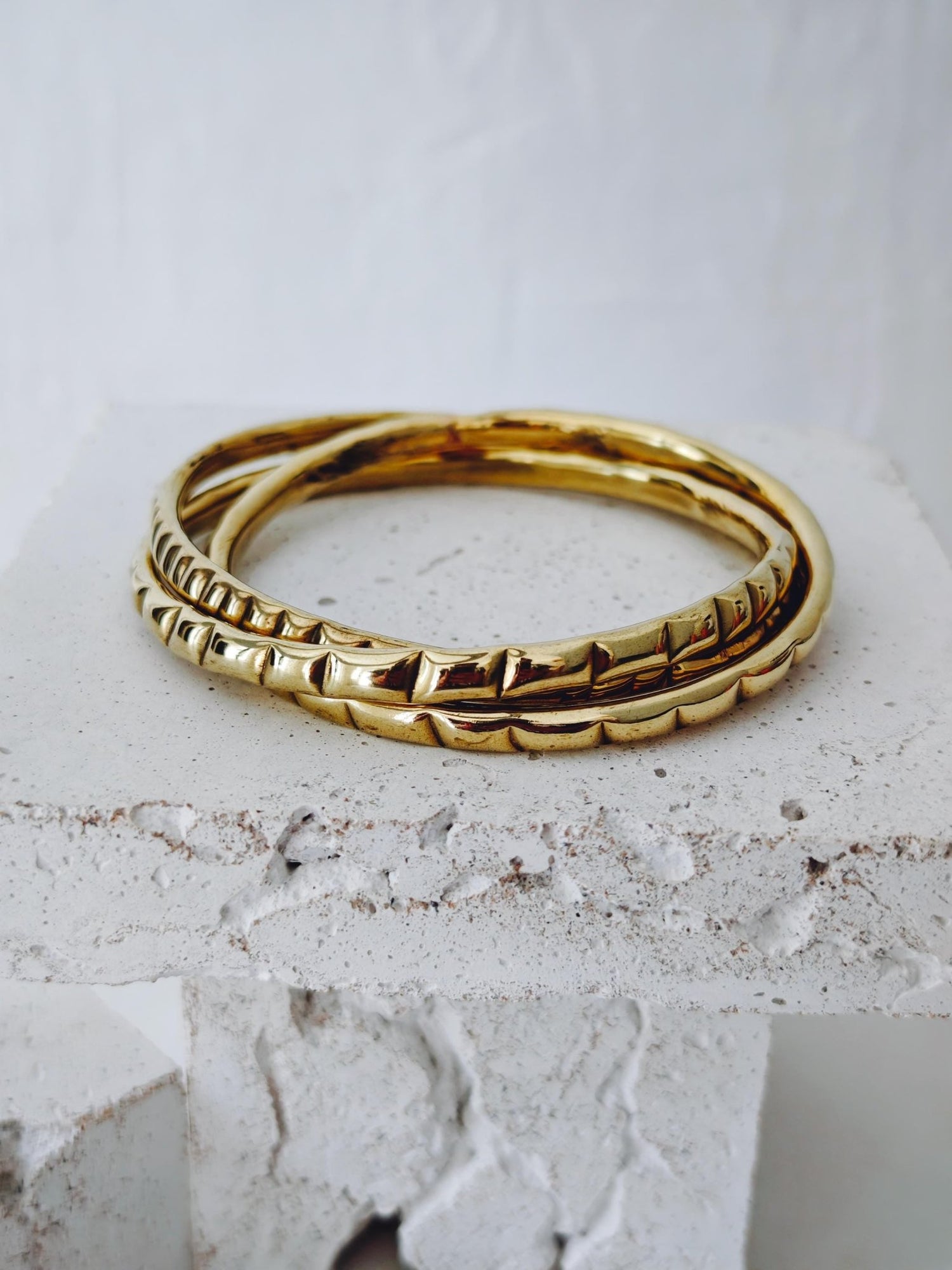 Trio Messing Armreif, goldener Punk Armreif Nietendesign, Statement Chunky Armreif, Armreif aus 3 Reifen - CocosyBerlin