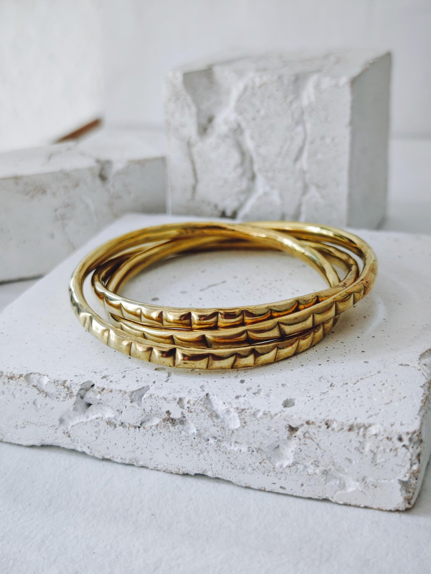Trio Messing Armreif, goldener Punk Armreif Nietendesign, Statement Chunky Armreif, Armreif aus 3 Reifen - CocosyBerlin