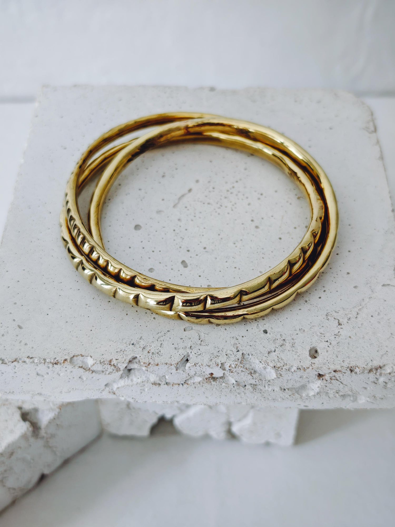 Trio Messing Armreif, goldener Punk Armreif Nietendesign, Statement Chunky Armreif, Armreif aus 3 Reifen