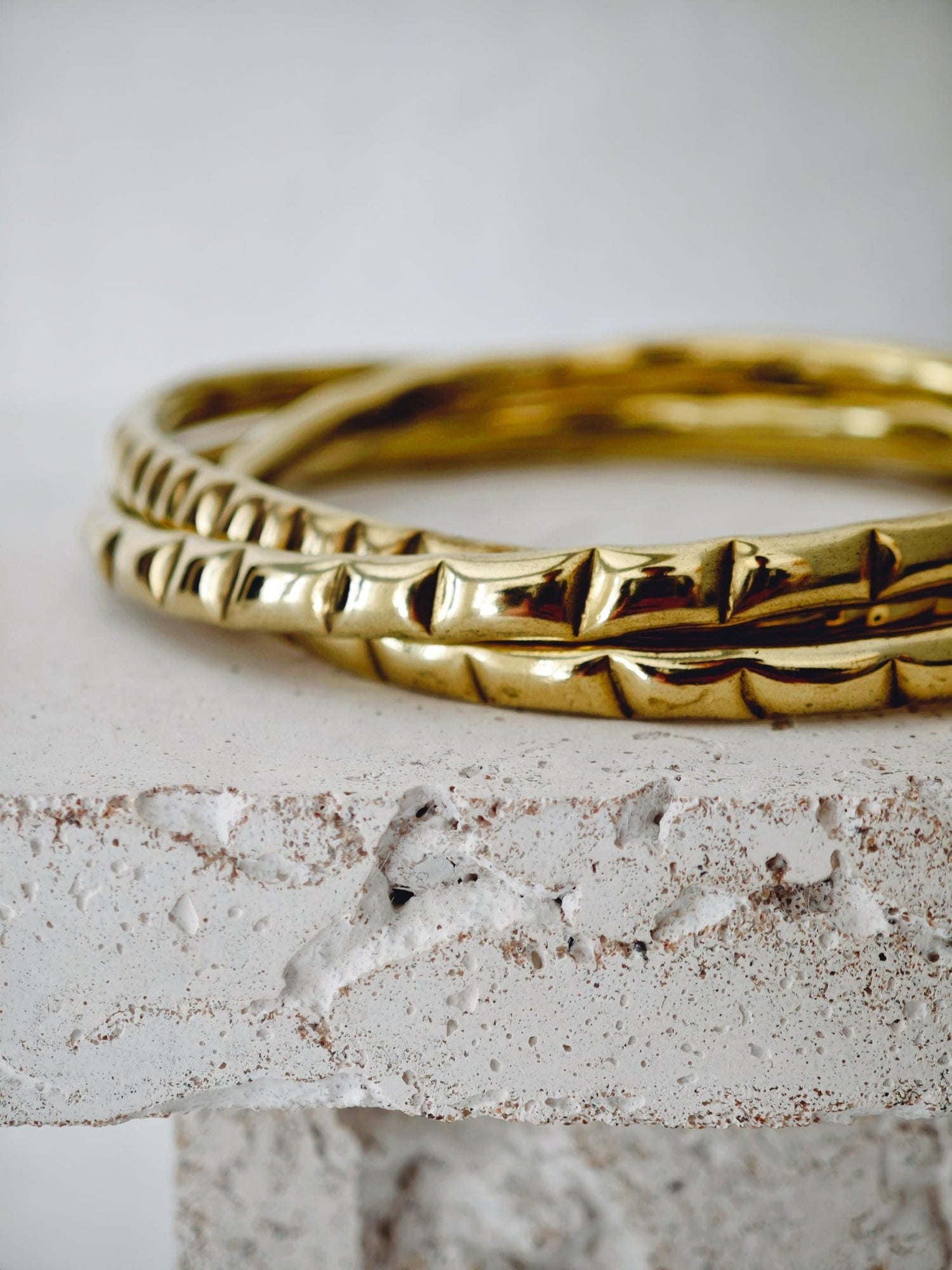 Trio Messing Armreif, goldener Punk Armreif Nietendesign, Statement Chunky Armreif, Armreif aus 3 Reifen - CocosyBerlin