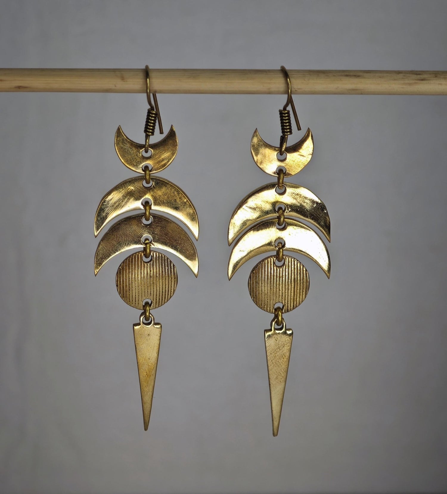 goldene Mondphasen Ohrringe aus Messing, Mond Ohrringe Gold, Lange Mond Hängeohrringe - CocosyBerlin