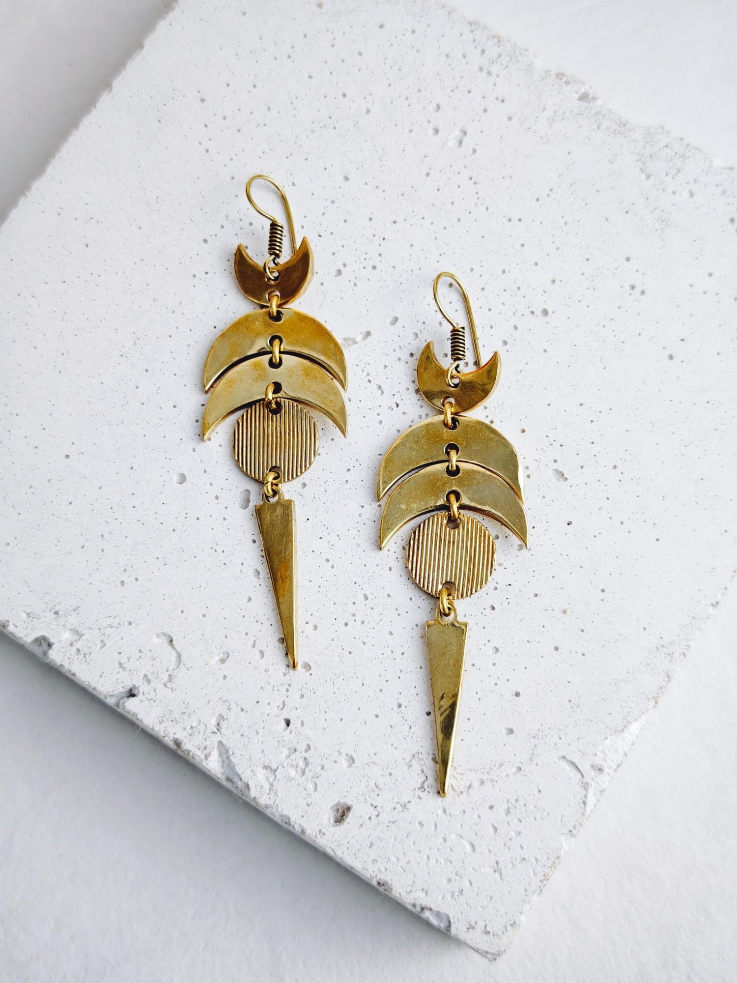 goldene Mondphasen Ohrringe aus Messing, Mond Ohrringe Gold, Lange Mond Hängeohrringe - CocosyBerlin