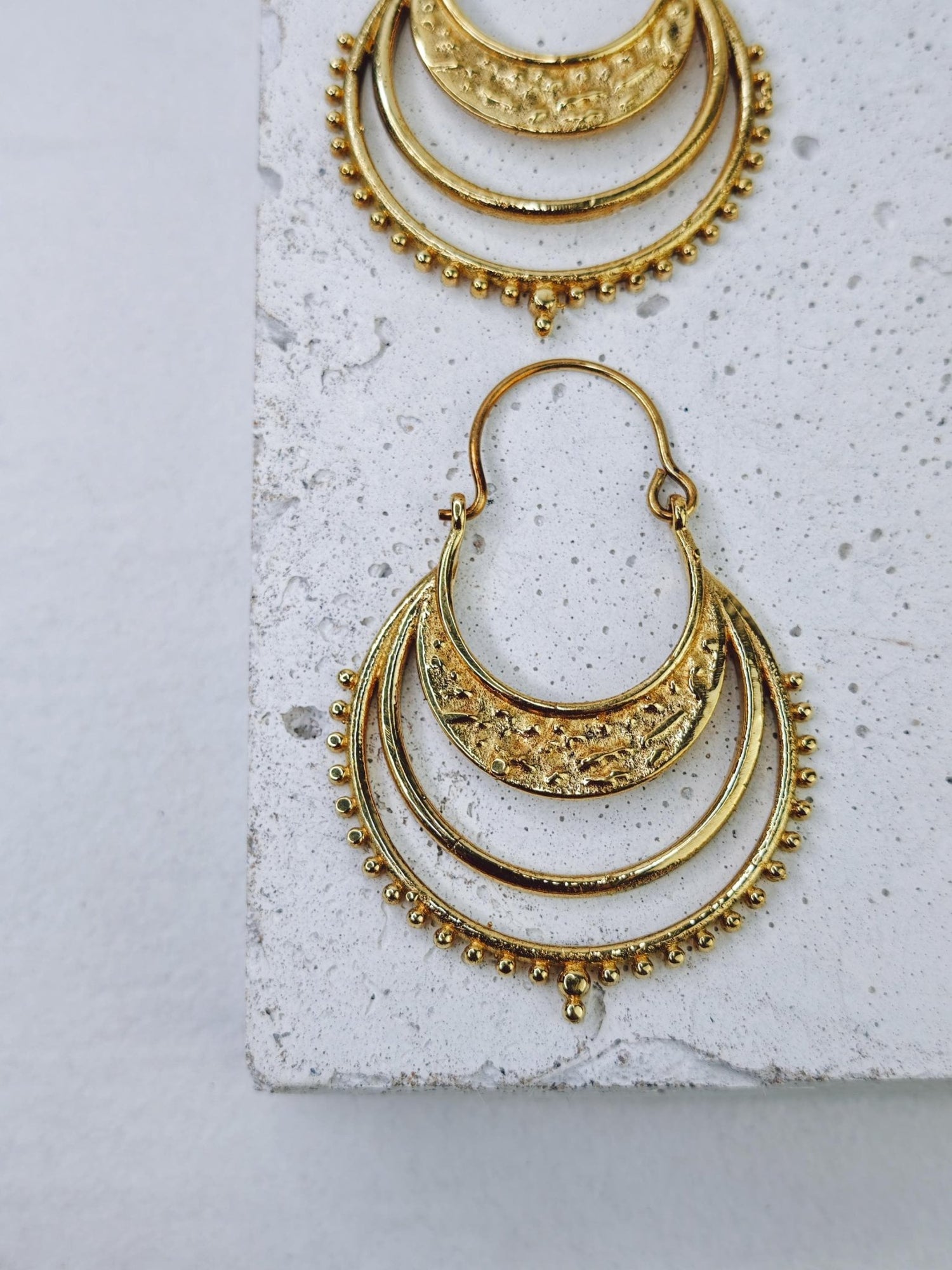 Halbmond Ohrringe Messing, Mond Ohrringe Gold, Sommerschmuck - CocosyBerlin