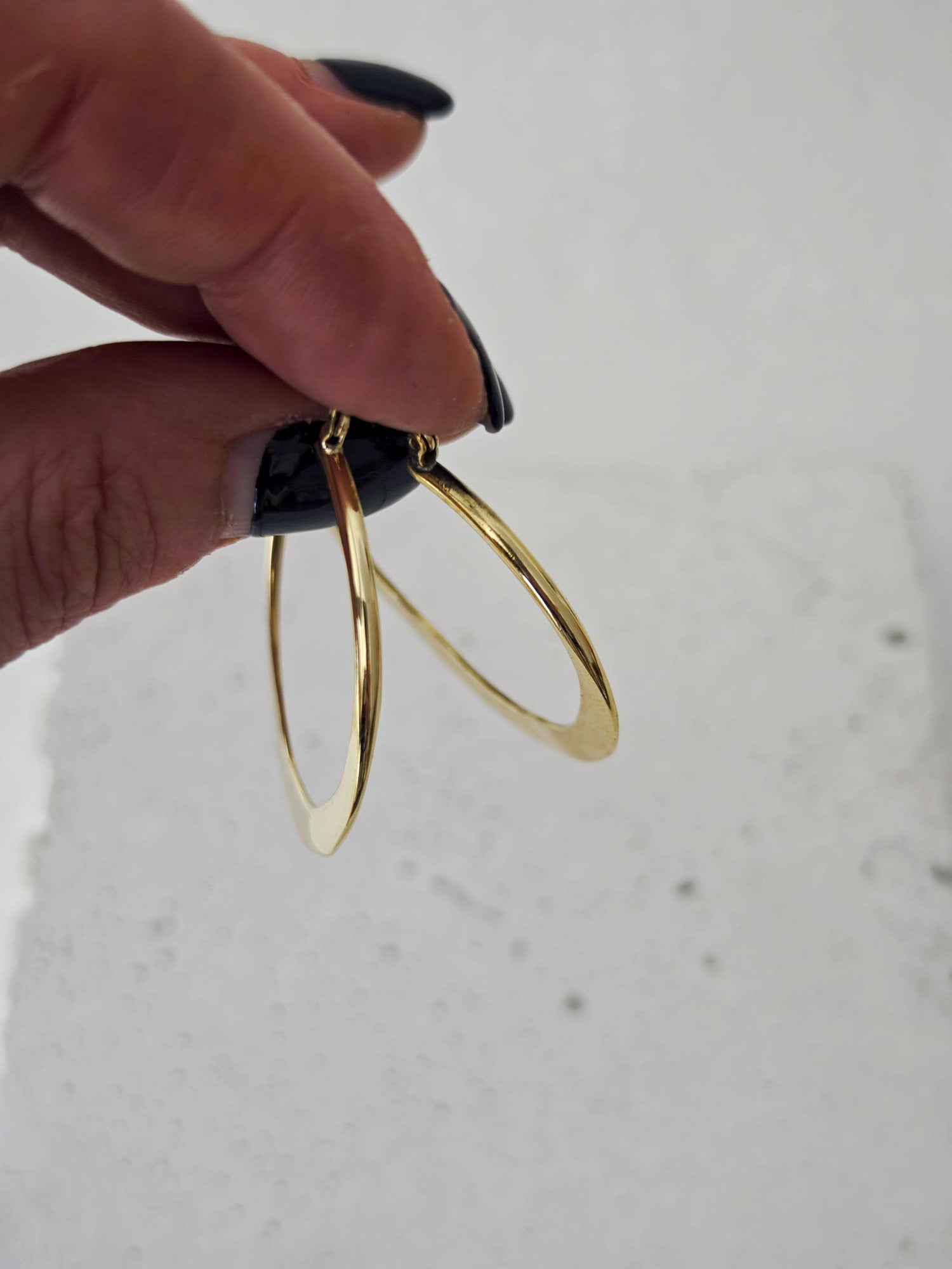 Flache Messing Creolen, Minimalistische Ohrringe gold, Creolen gehämmert, schlicht und fein