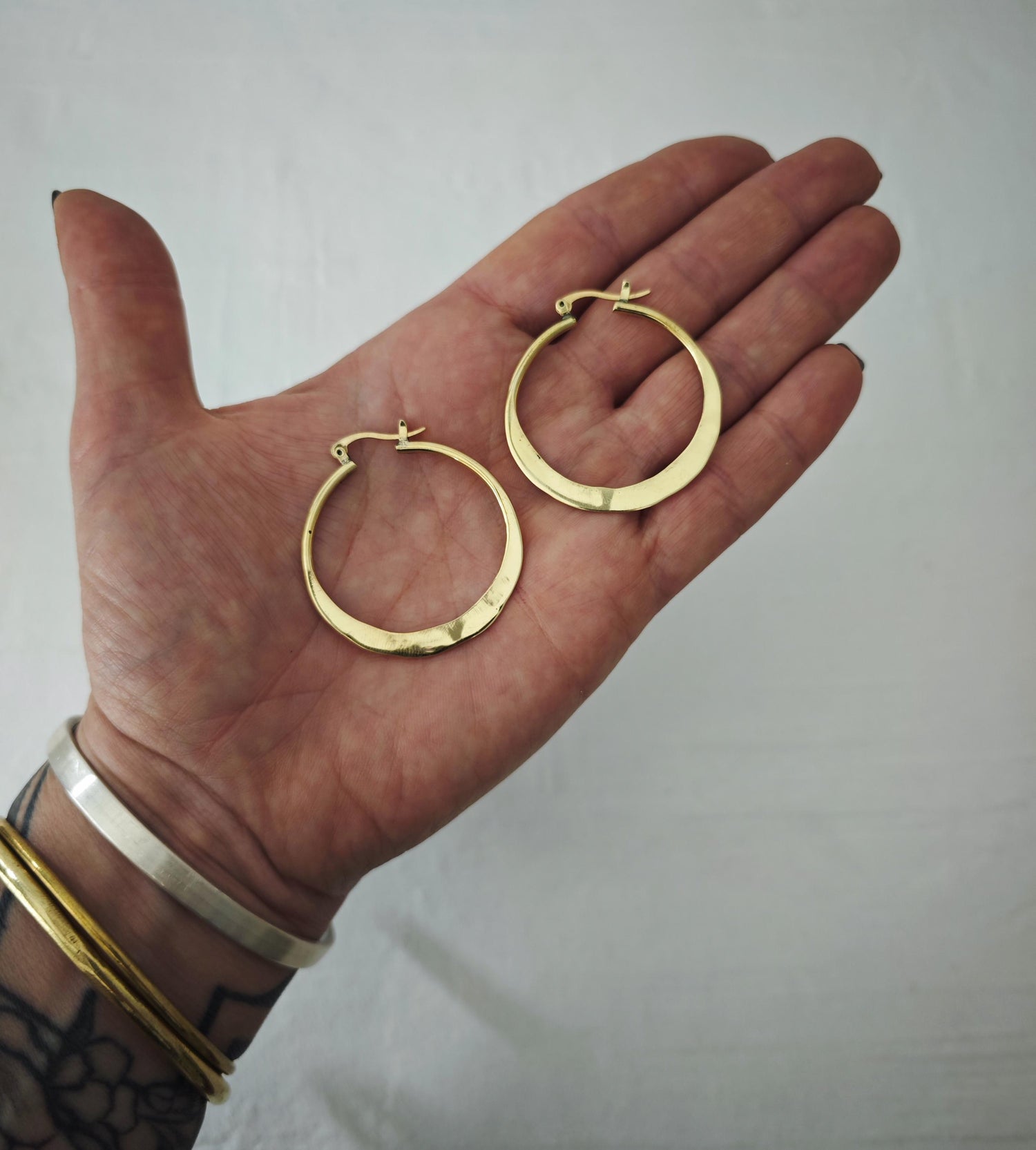 Flache Messing Creolen, Minimalistische Ohrringe gold, Creolen gehämmert, schlicht und fein