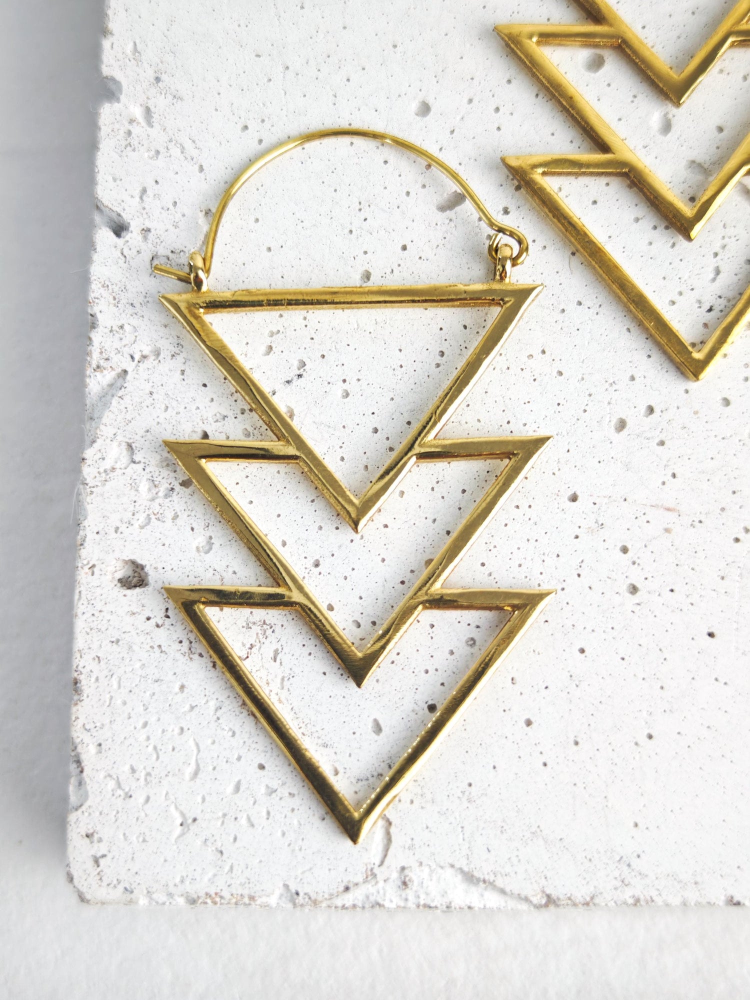 Geometrische Dreieck Ohrringe, goldene minimalistische Ohrringe, Eckige Ohrringe, Boho Schmuck, Messing Ohrringe Gold