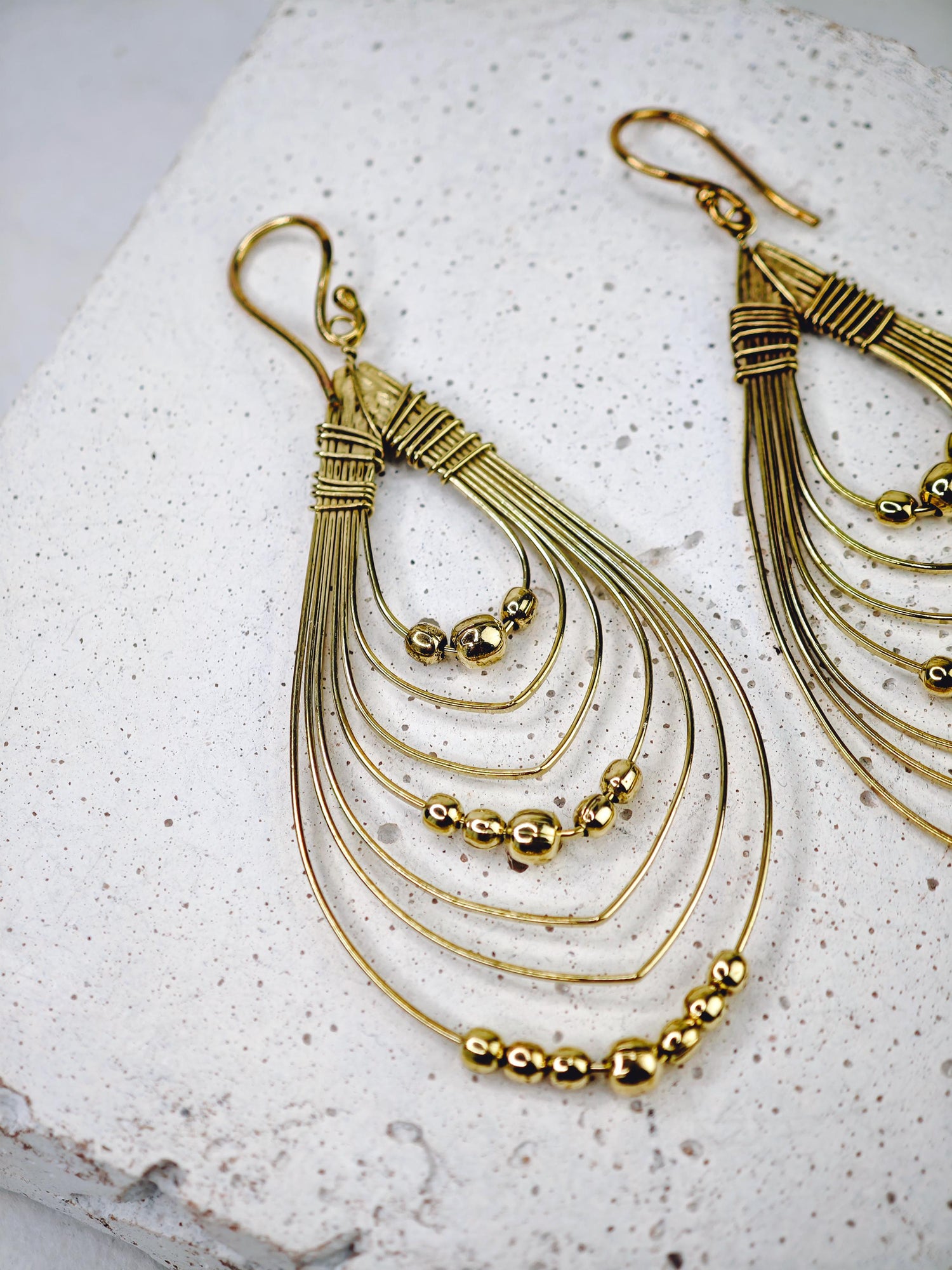 goldene Sommerohrringe aus  Messing , filigrane goldene Ohrringe, mehrreihige Ohrringe tropfenförmiig, Boho Hippie große Ohrringe, Träne