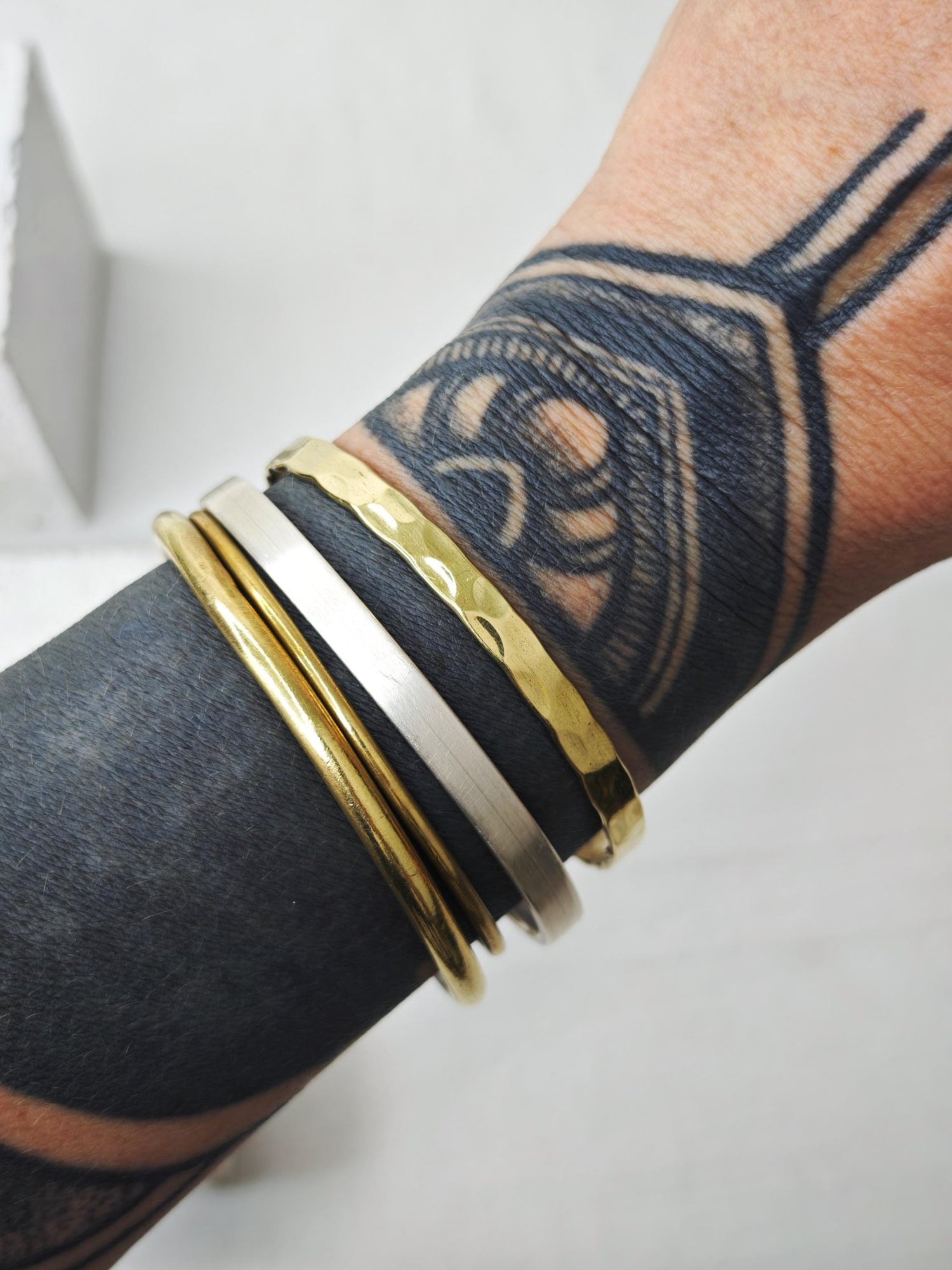 goldener dünner Armreif aus gehämmerten Messing, Armreif aus massivem Messing, Hammerschlag, Stapelarmreif - CocosyBerlin