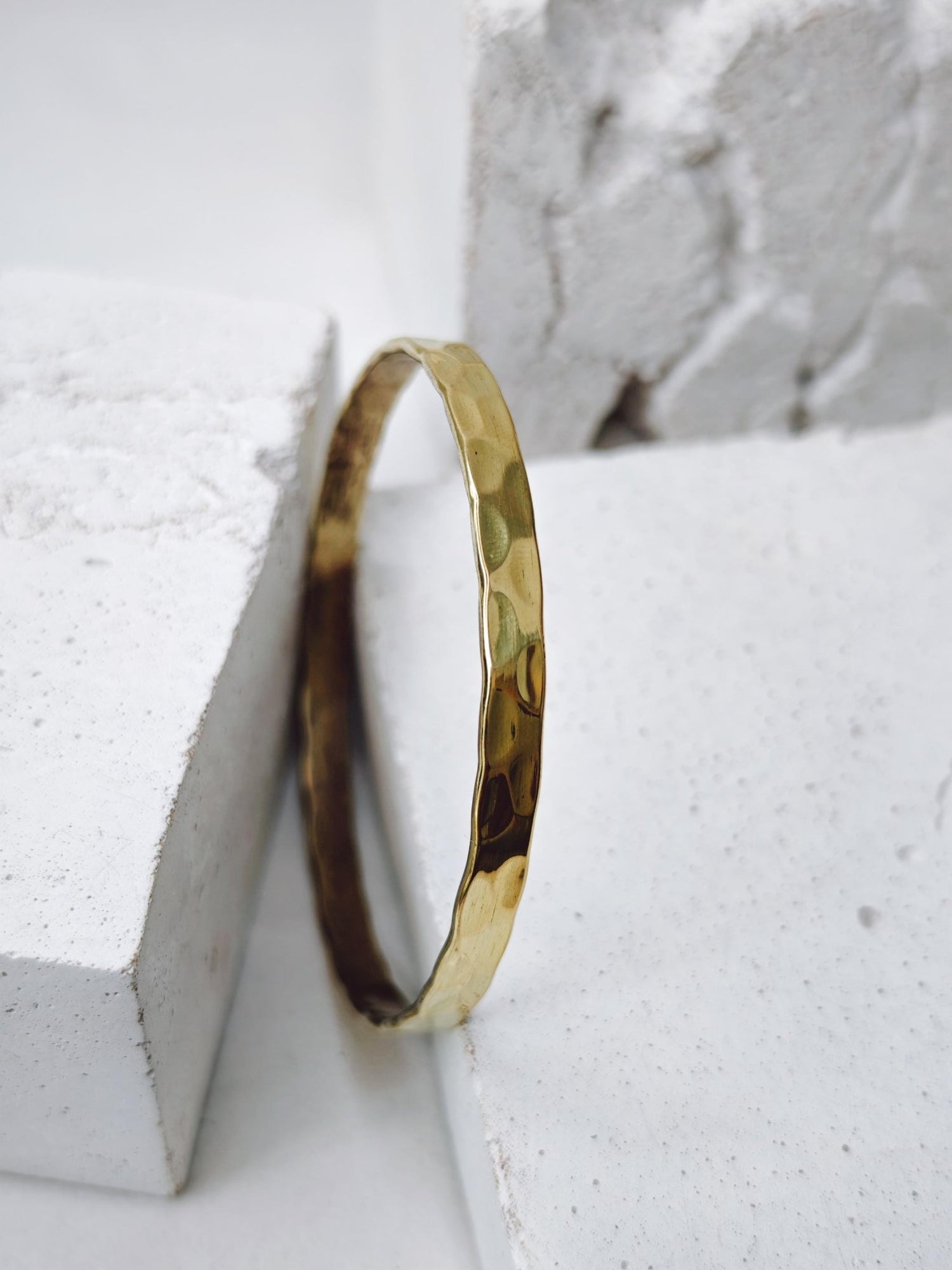 goldener dünner Armreif aus gehämmerten Messing, Armreif aus massivem Messing, Hammerschlag, Stapelarmreif - CocosyBerlin