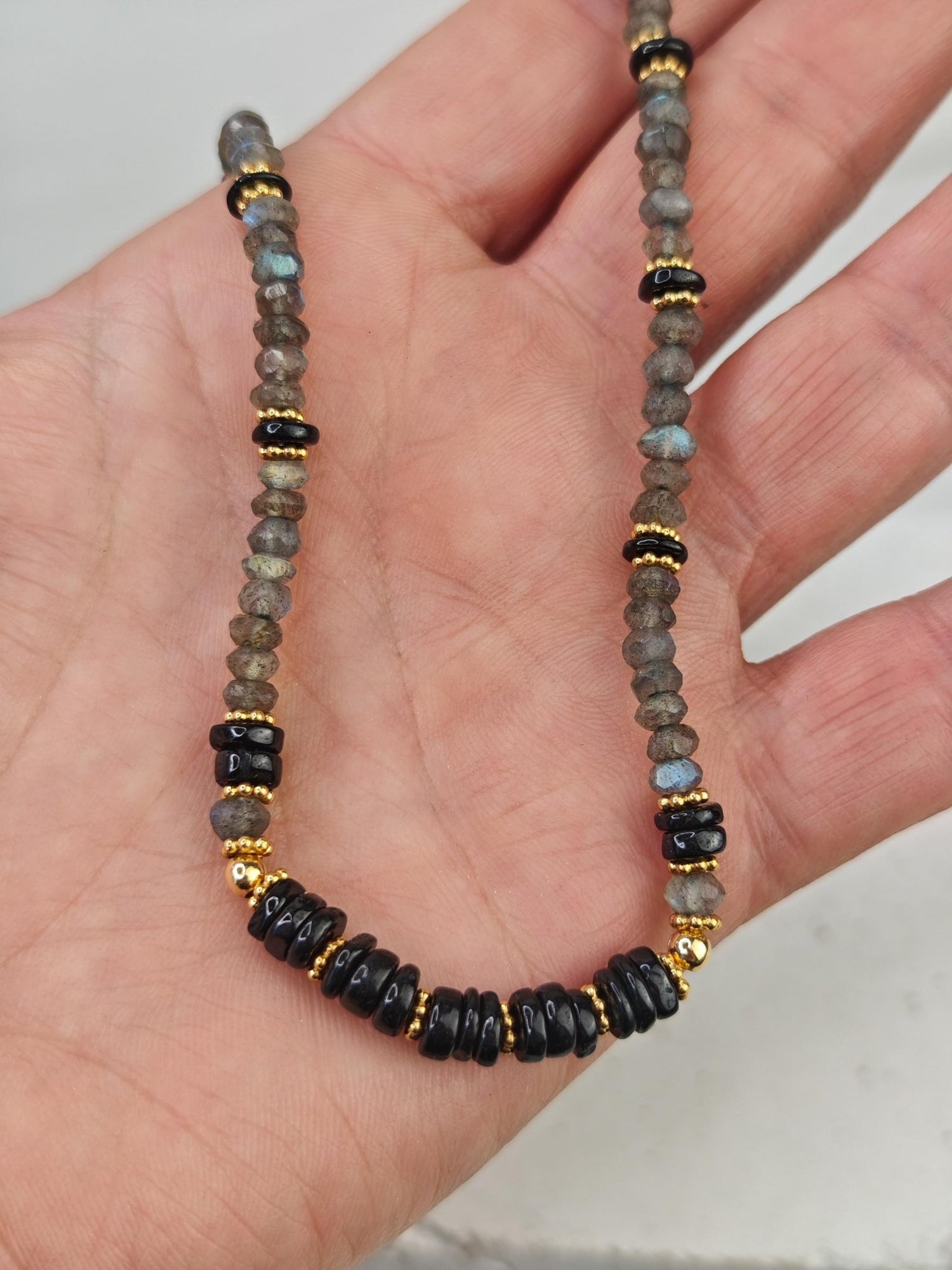 Midnight Glow - Labradorit und Onyx Halskette mit 18 Karat vergoldeten Siilber Perlen, Halskette - CocosyBerlin