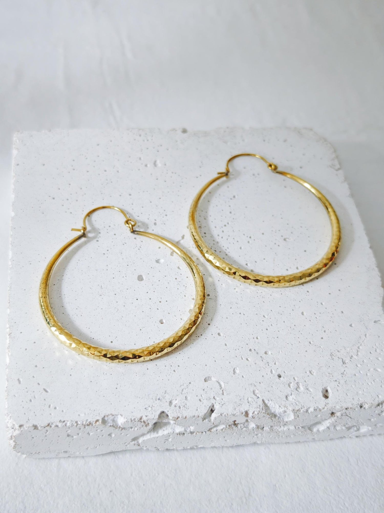 Grosse goldene Messing Creolen, Statement Ohrringe mi Diamantschliff, Diamant Muster - CocosyBerlin