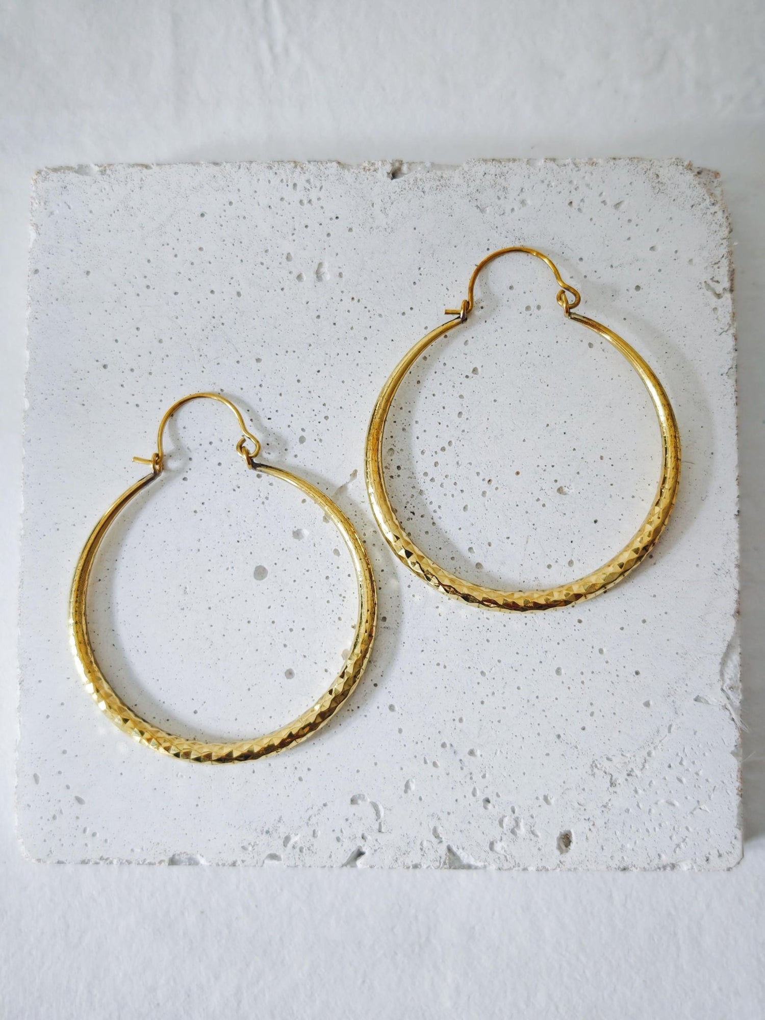 Grosse goldene Messing Creolen, Statement Ohrringe mi Diamantschliff, Diamant Muster - CocosyBerlin