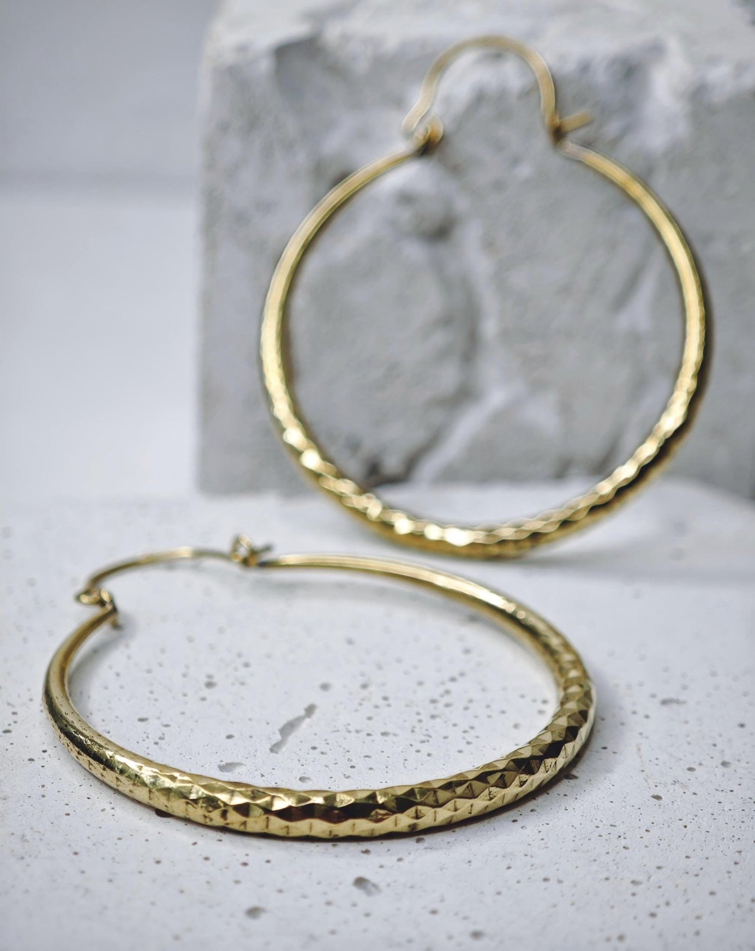 Grosse goldene Messing Creolen, Statement Ohrringe mi Diamantschliff, Diamant Muster - CocosyBerlin