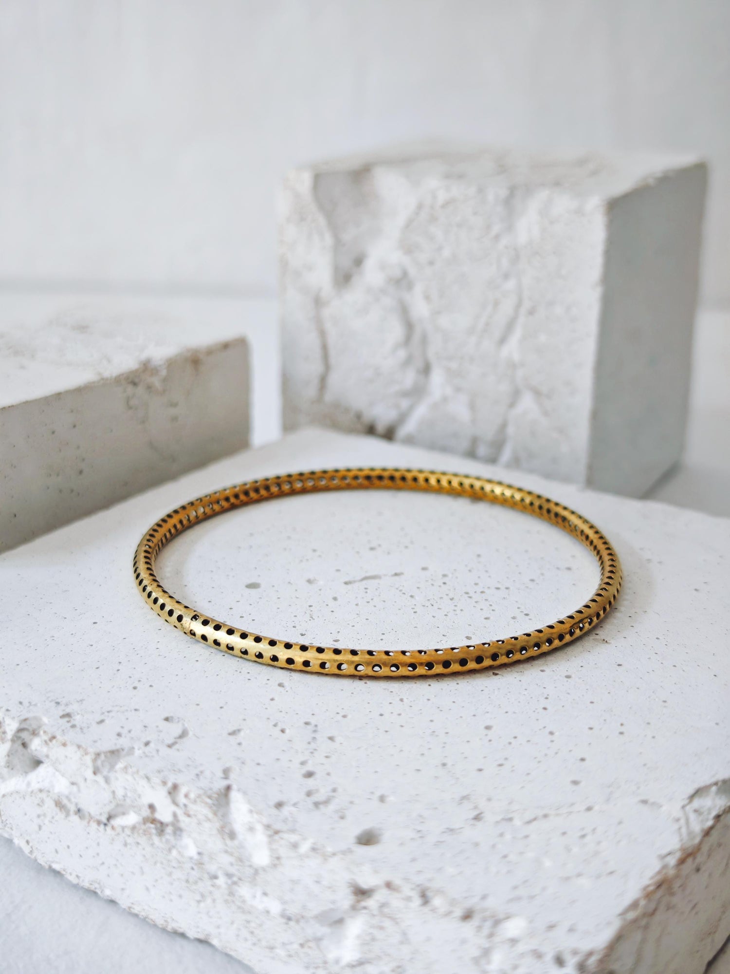 goldener Armreif aus Messing mit Loch-Design, Statement Armreif, Tribal goldener Armreif, minimalistischer schlichter Armreif