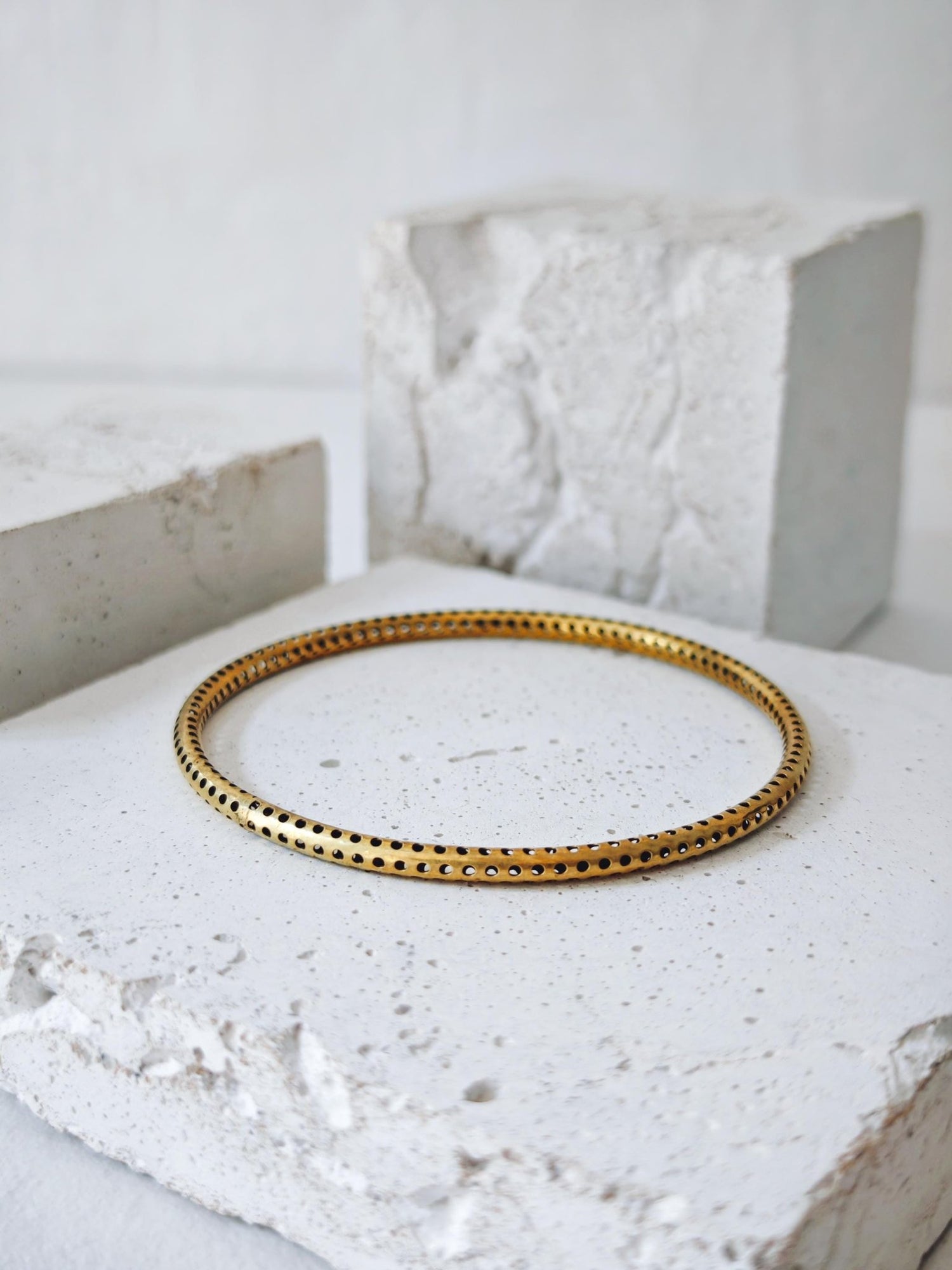 goldener Armreif aus Messing mit Loch - Design, Statement Armreif, Tribal goldener Armreif, minimalistischer schlichter Armreif - CocosyBerlin