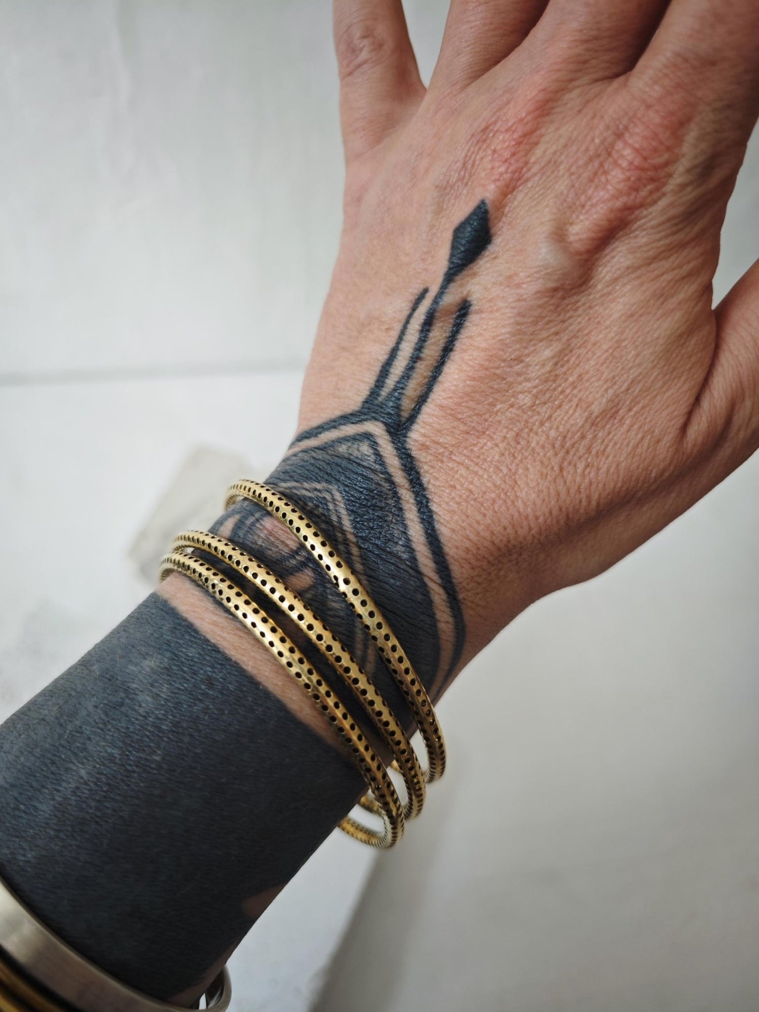 goldener Armreif aus Messing mit Loch - Design, Statement Armreif, Tribal goldener Armreif, minimalistischer schlichter Armreif - CocosyBerlin