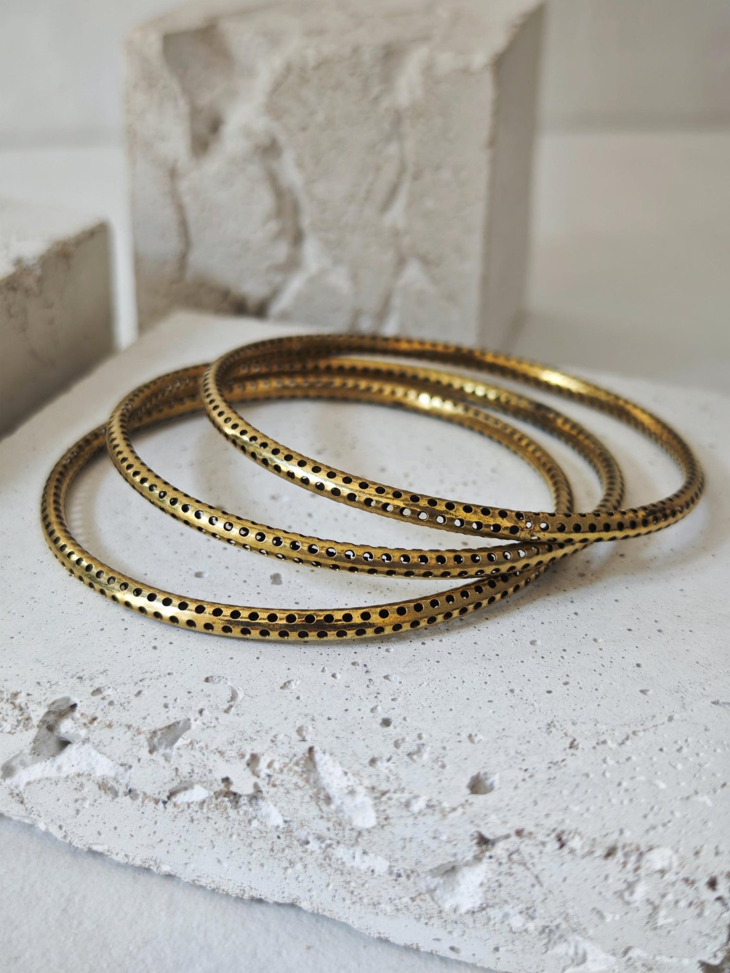 goldener Armreif aus Messing mit Loch - Design, Statement Armreif, Tribal goldener Armreif, minimalistischer schlichter Armreif - CocosyBerlin