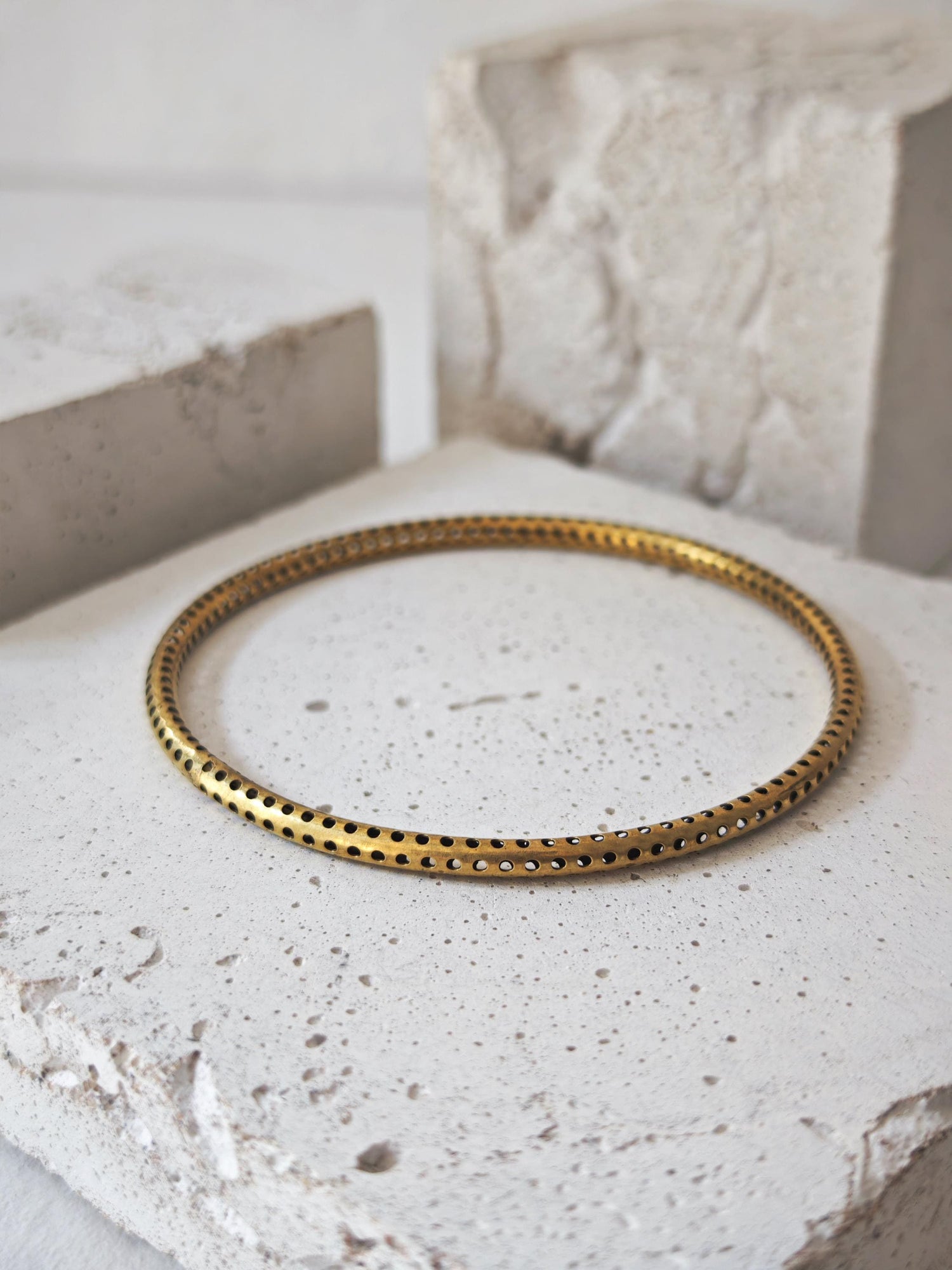 goldener Armreif aus Messing mit Loch-Design, Statement Armreif, Tribal goldener Armreif, minimalistischer schlichter Armreif