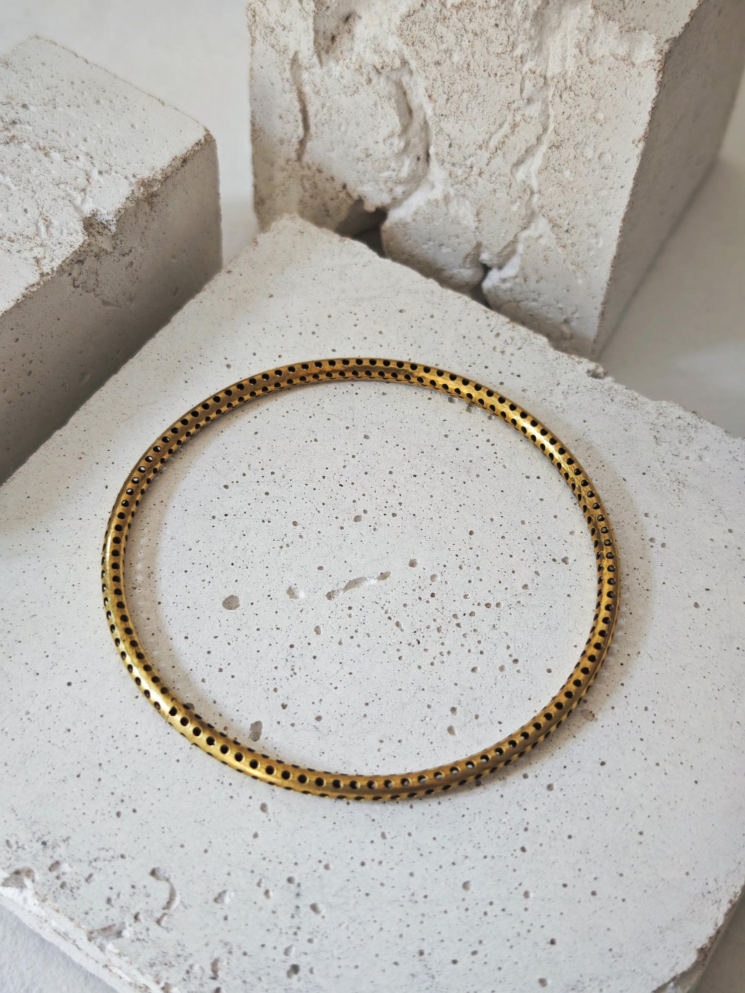 goldener Armreif aus Messing mit Loch-Design, Statement Armreif, Tribal goldener Armreif, minimalistischer schlichter Armreif