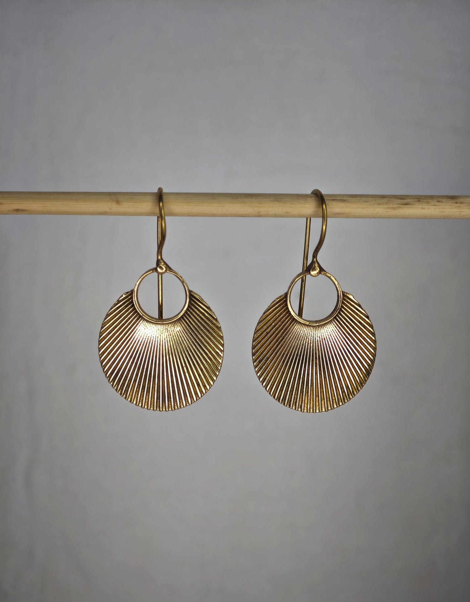 minimaliastische Japan Ohrringe aus goldenem Messing mit Origami Fächer Design, Messing Ohrringe asiatischer Fächer, Goldene Hängeohrringe Origami, Hippie Boho goldene Ohrringe