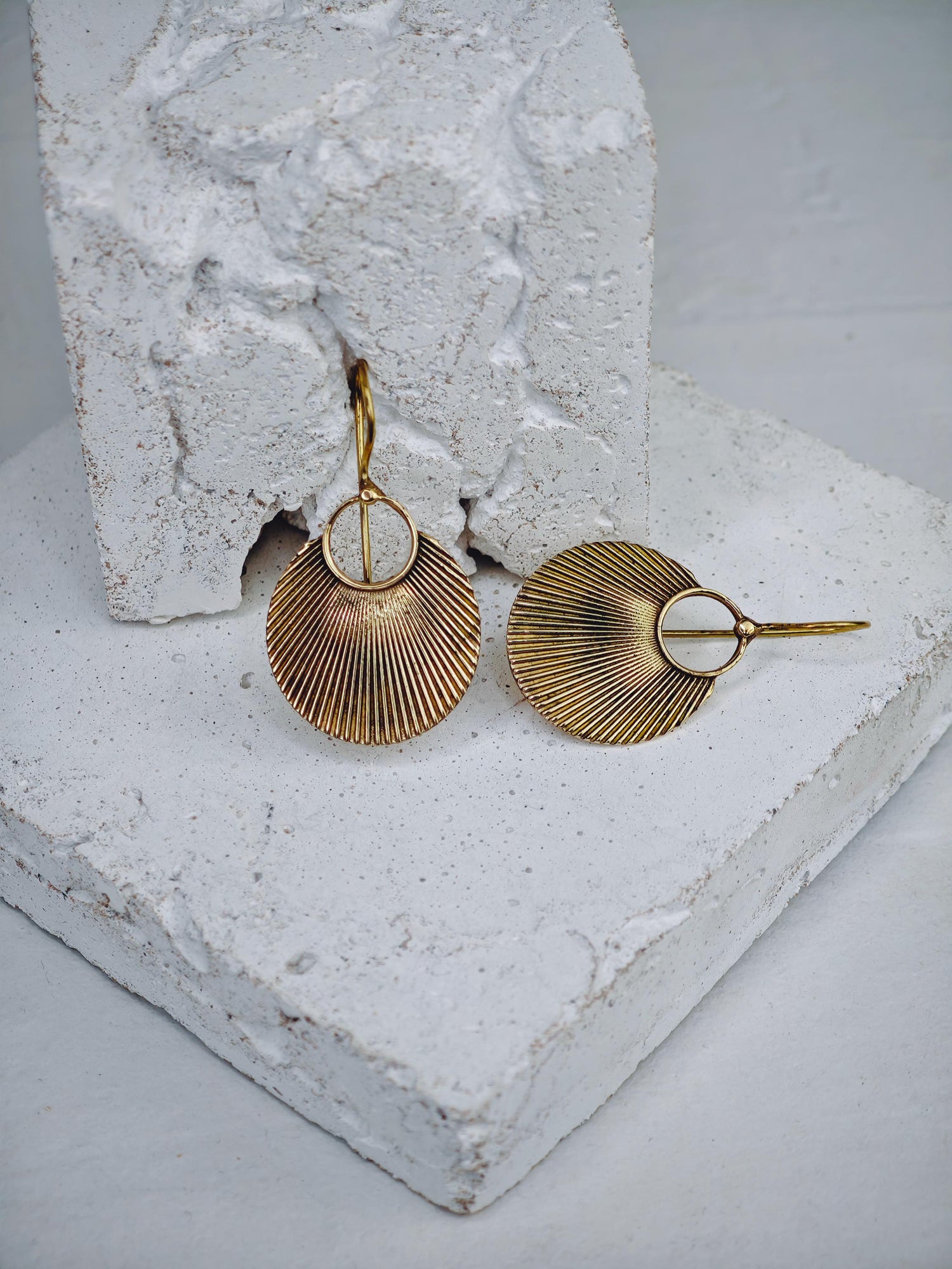 minimaliastische Japan Ohrringe aus goldenem Messing mit Origami Fächer Design, Messing Ohrringe asiatischer Fächer, Goldene Hängeohrringe Origami, Hippie Boho goldene Ohrringe