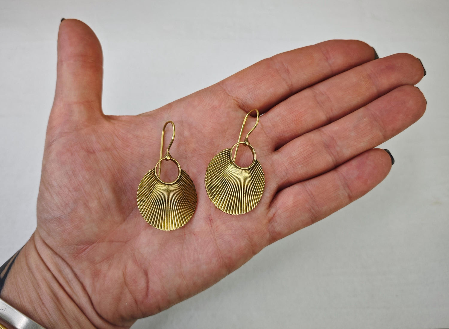 minimaliastische Japan Ohrringe aus goldenem Messing mit Origami Fächer Design, Messing Ohrringe asiatischer Fächer, Goldene Hängeohrringe Origami, Hippie Boho goldene Ohrringe