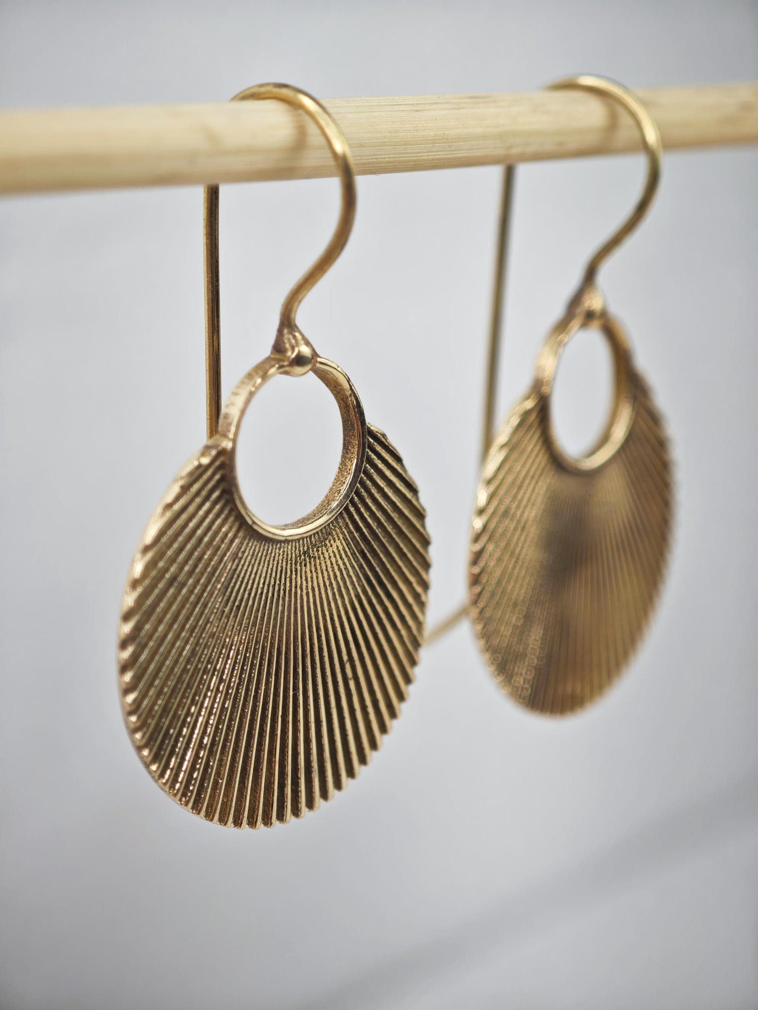 minimaliastische Japan Ohrringe aus goldenem Messing mit Origami Fächer Design, Messing Ohrringe asiatischer Fächer, Goldene Hängeohrringe Origami, Hippie Boho goldene Ohrringe