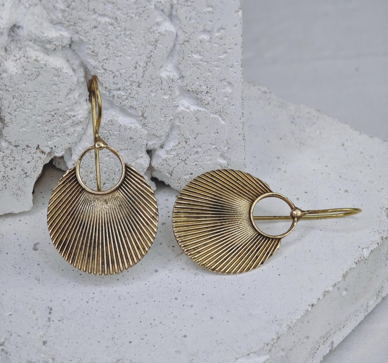 minimaliastische Japan Ohrringe aus goldenem Messing mit Origami Fächer Design, Messing Ohrringe asiatischer Fächer, Goldene Hängeohrringe Origami, Hippie Boho goldene Ohrringe - CocosyBerlin