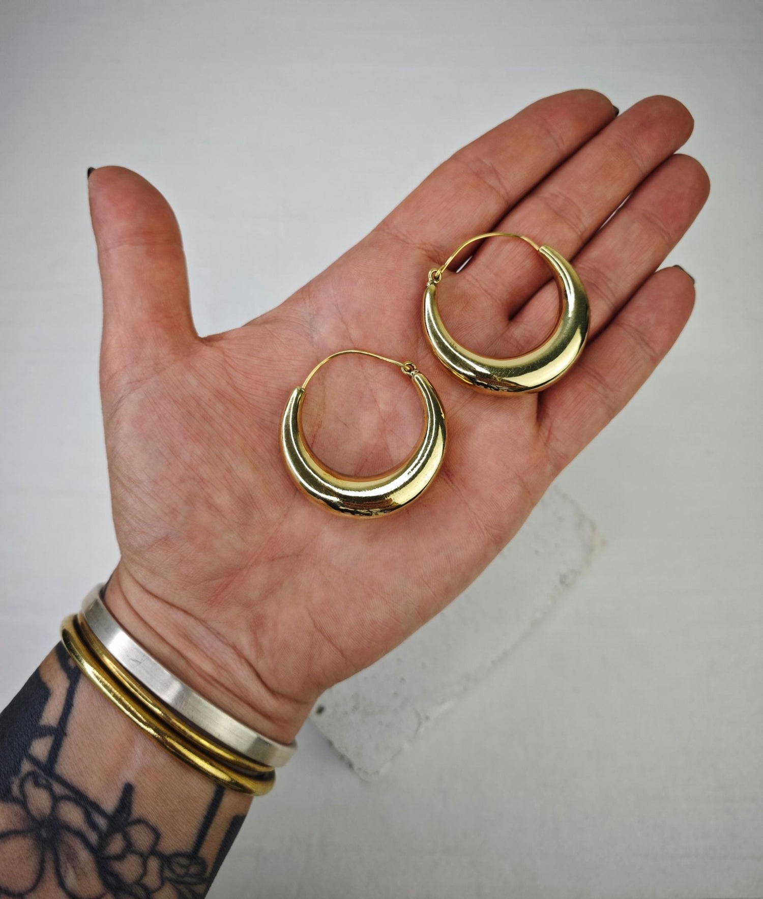 Grosse Chunky Messing Creolen, Statement Halbmond Ohrringe - CocosyBerlin