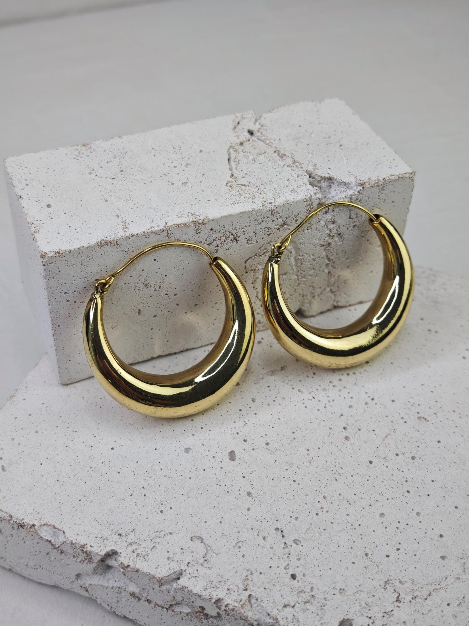 Grosse Chunky Messing Creolen, Statement Halbmond Ohrringe - CocosyBerlin