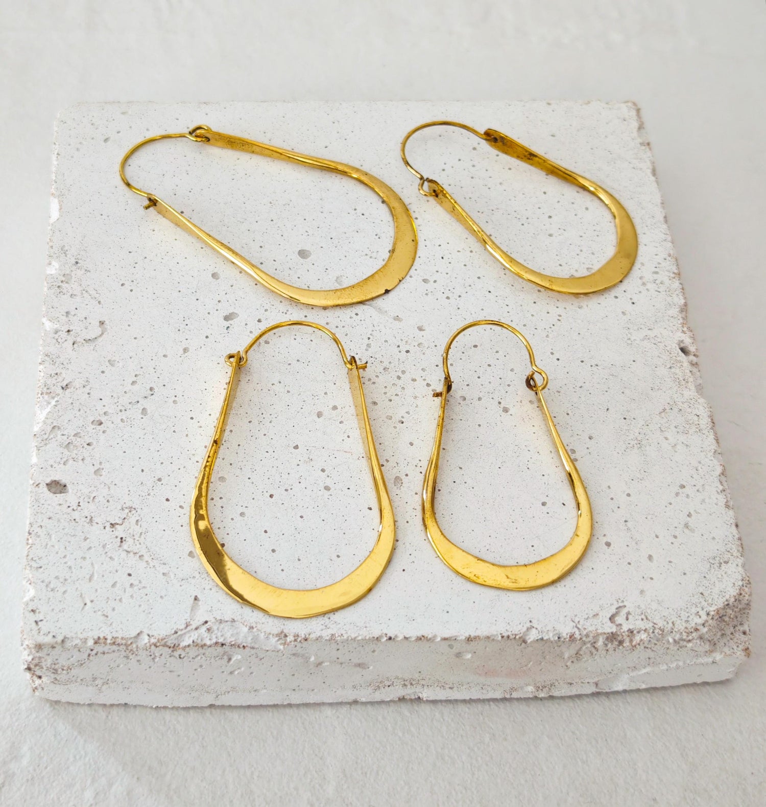 Flache ovale Messing Creolen, Lange  goldene minimalistische Ohrringe